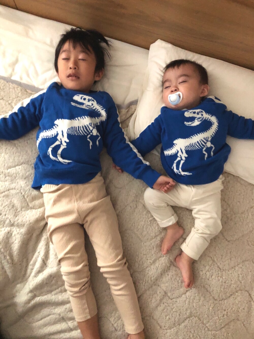 「キッズコーデ、kids、むすこーで、兄弟リンクコーデ、兄弟コーディネート、男の子コーデ、ニット、男の子、おそろいコーデ、恐竜」｜「GAPのアイテム（ニット/セーター、ブルー系）」を使った、YUTO◡̈⃝さん（キッズ・90cm）の秋コーディネートの1枚目の写真