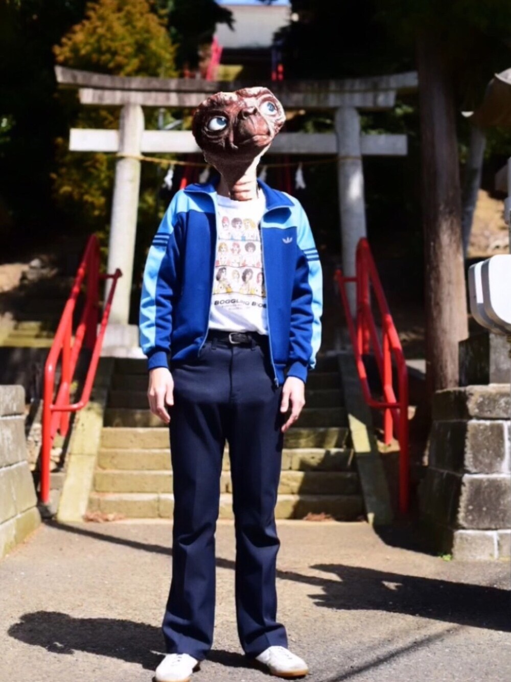 「70's、神社、adidas、ジャーマントレーナー、vintage」｜「adidasのアイテム（その他アウター、ブルー系）」を使った、モヒカンヒゲゴリラさん（メンズ・183cm）の春コーディネートの1枚目の写真