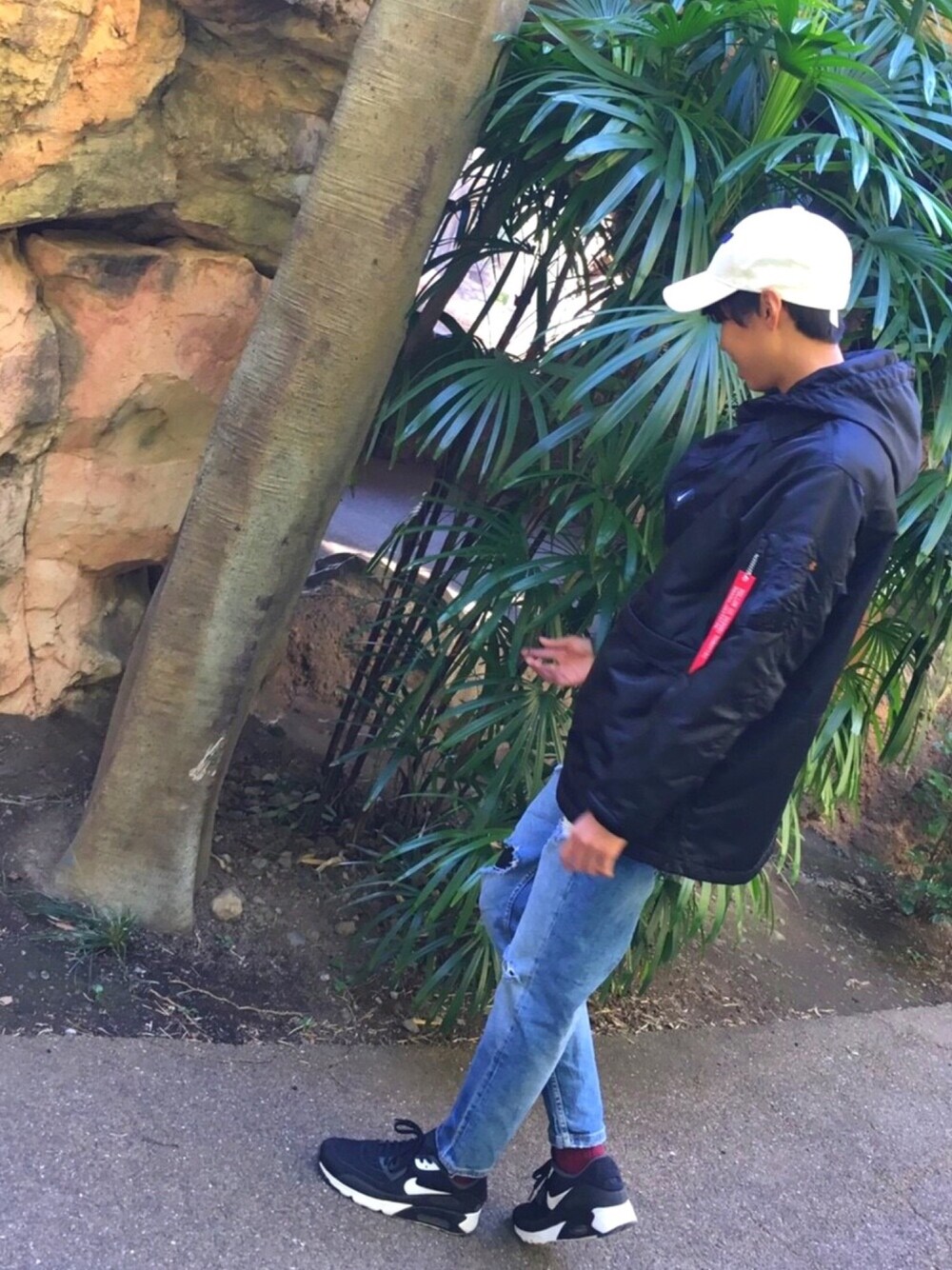 「カジュアル、スキニーデニム、NIKE、キャップ、ダメージデニムパンツ、zoo、動物園、白キャップ、ビッグシルエット、デート」｜「American Eagleのアイテム（キャップ、ホワイト系）」を使った、kayuriinさん（メンズ・175cm）の冬コーディネートの1枚目の写真