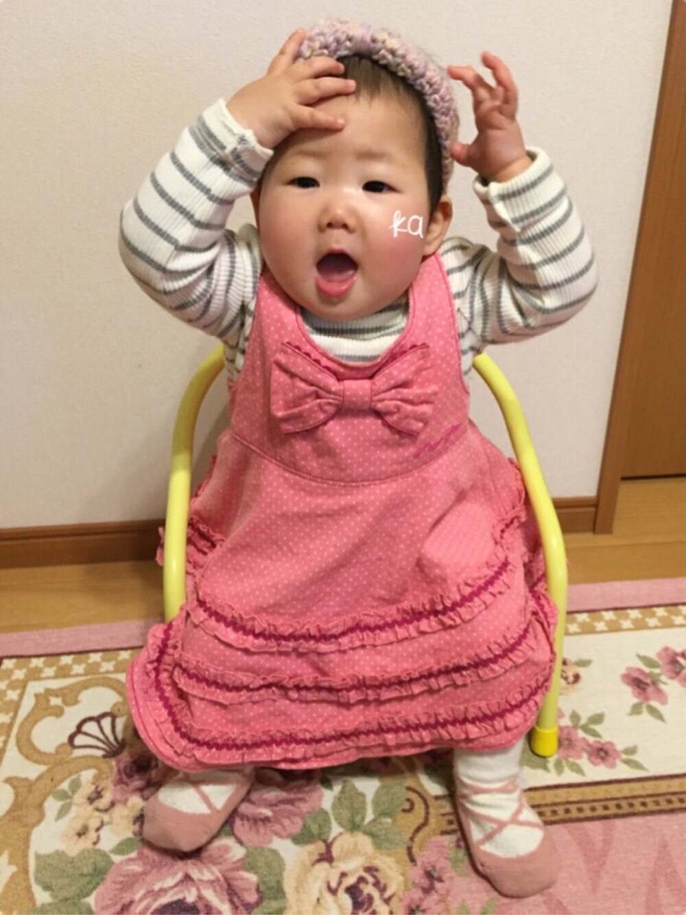 グレー系のTシャツ/カットソー、ピンク系のワンピース、ピンク系のヘアバンドを着用したキッズの冬コーディネートの1枚目の写真