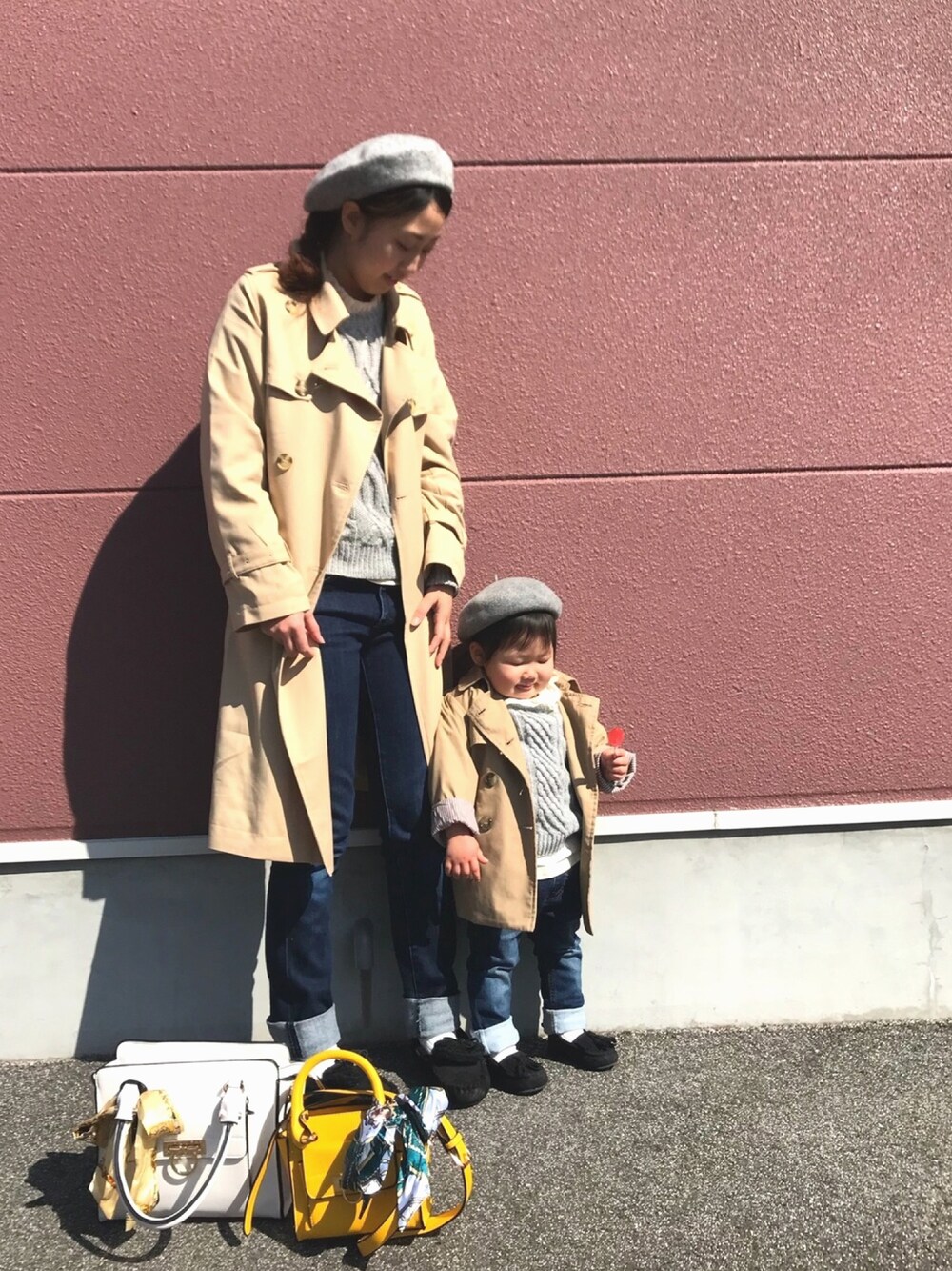「パリジェンヌ風、ブヘンヌ誕生祭、トレンチコート、1歳、春コーデ、ベレー帽、デニム、リンクコーデ、親子コーデ、ブヘンヌ生誕祭 2018」｜「petit mainのアラン編み長袖ニット（ニット/セーター、グレー系）」を使った、Kanon❁Rikoさん（キッズ・80cm）の春コーディネートの1枚目の写真