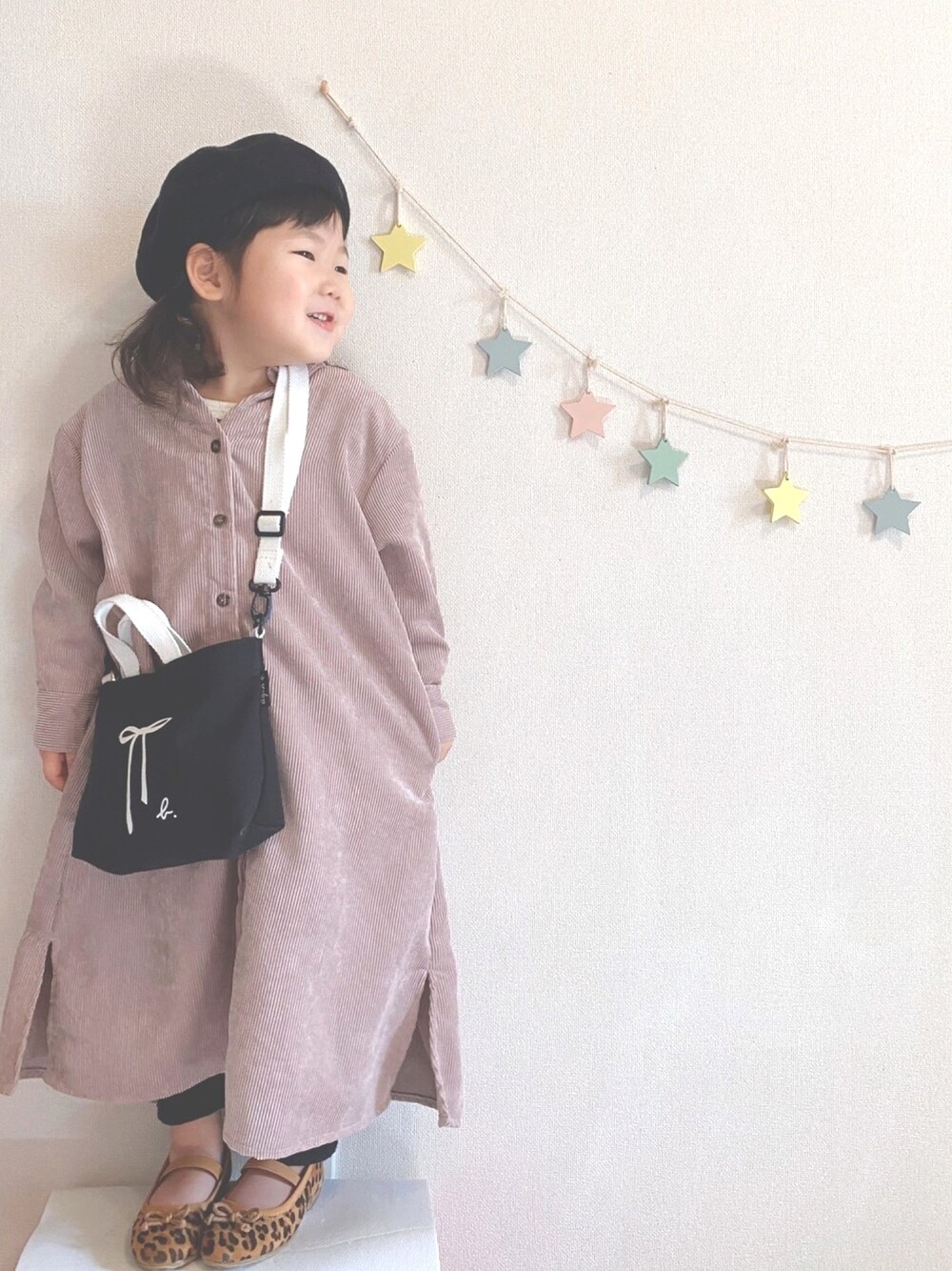 「キッズファッション、女の子コーデ、おんなのこ、ベレー帽、ワンピース、真似っこコーデ、3歳」｜「petit mainのパイピングベレー帽（ハンチング/ベレー帽、ブラック系）」を使った、Kanon❁Rikoさん（キッズ・90cm）の冬コーディネートの1枚目の写真