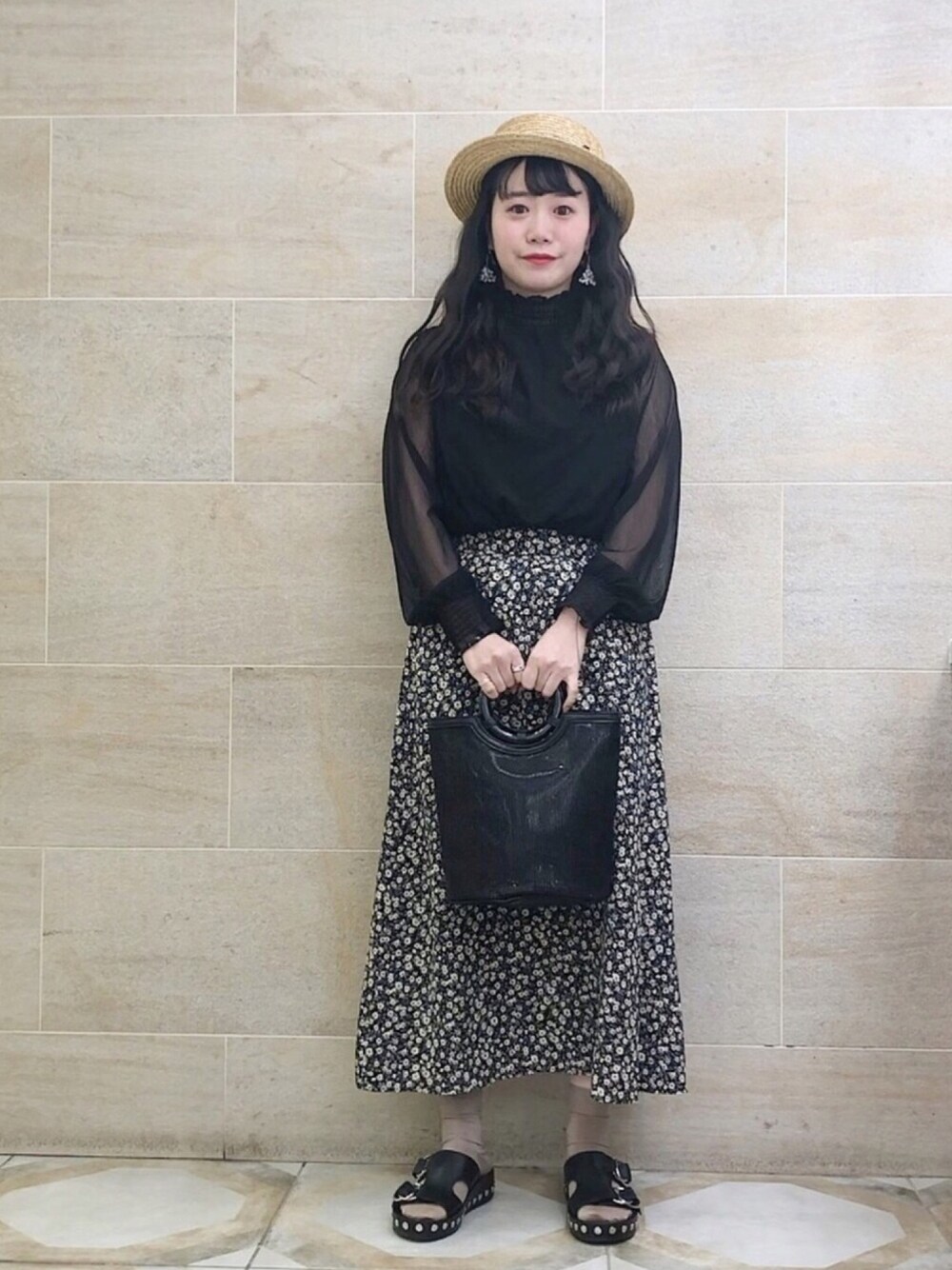 ブラック系のTシャツ/カットソー、ブラック系のショルダーバッグ、ブルー系のスカートを着用したレディースの春コーディネートの1枚目の写真