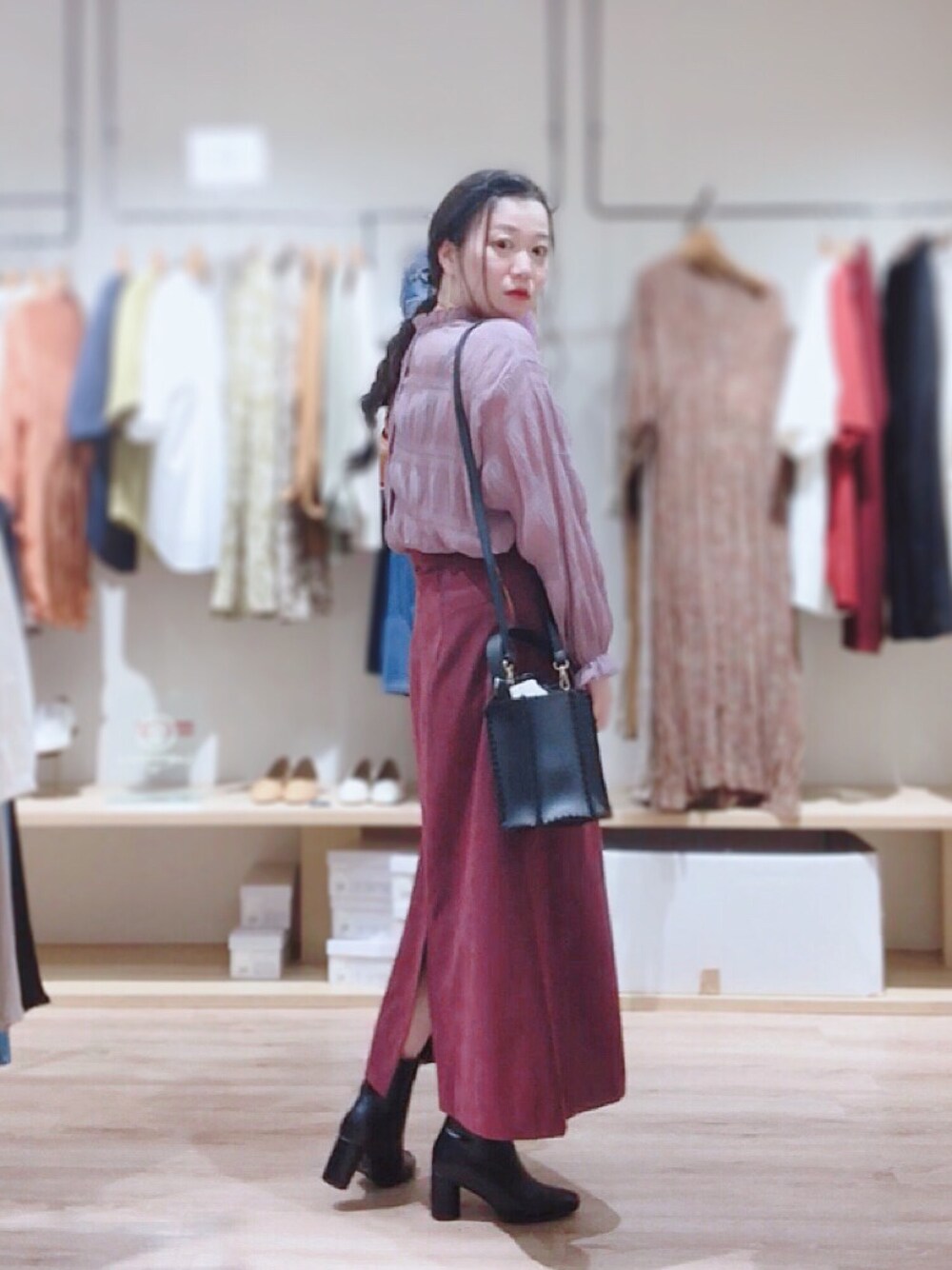 パープル系のシャツ/ブラウス、レッド系のスカート、ブラック系のブーツを着用したレディースの夏コーディネートの1枚目の写真