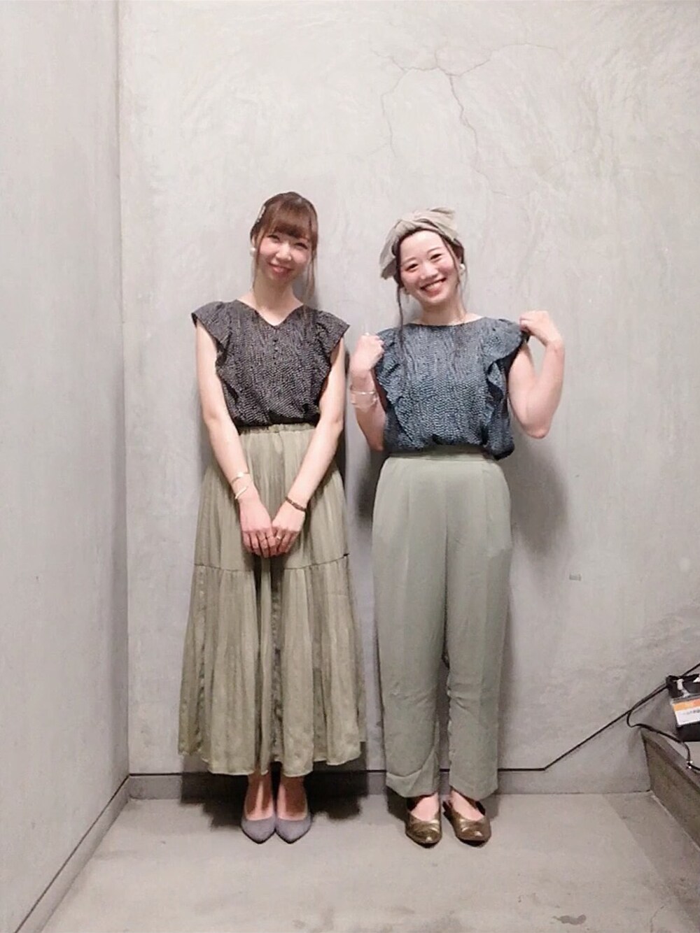 グリーン系のシャツ/ブラウス、グリーン系のその他パンツ、ブラック系のシャツ/ブラウスを着用したレディースの秋コーディネートの1枚目の写真