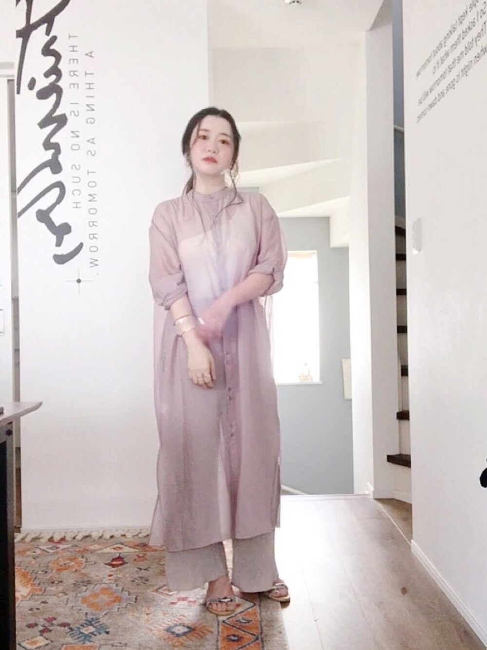 ベージュ系のその他パンツ、グレー系のサンダル、ピンク系のシャツワンピースを着用したレディースの夏コーディネートの1枚目の写真