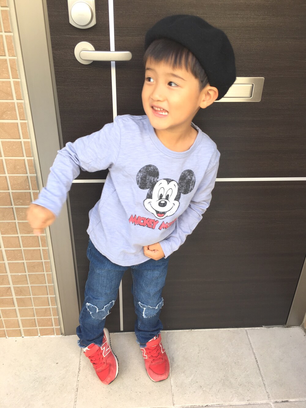 「秋のコーデ、シンプルコーデ、kids、キッズコーデ、デニムパンツ、スニーカーコーデ、ベレー帽、ミッキー、disney、プティマイン」｜「antiquaのシンプルベレー帽（ハンチング/ベレー帽、ブラック系）」を使った、Ｓ&Nさん（キッズ・100cm）の秋コーディネートの1枚目の写真
