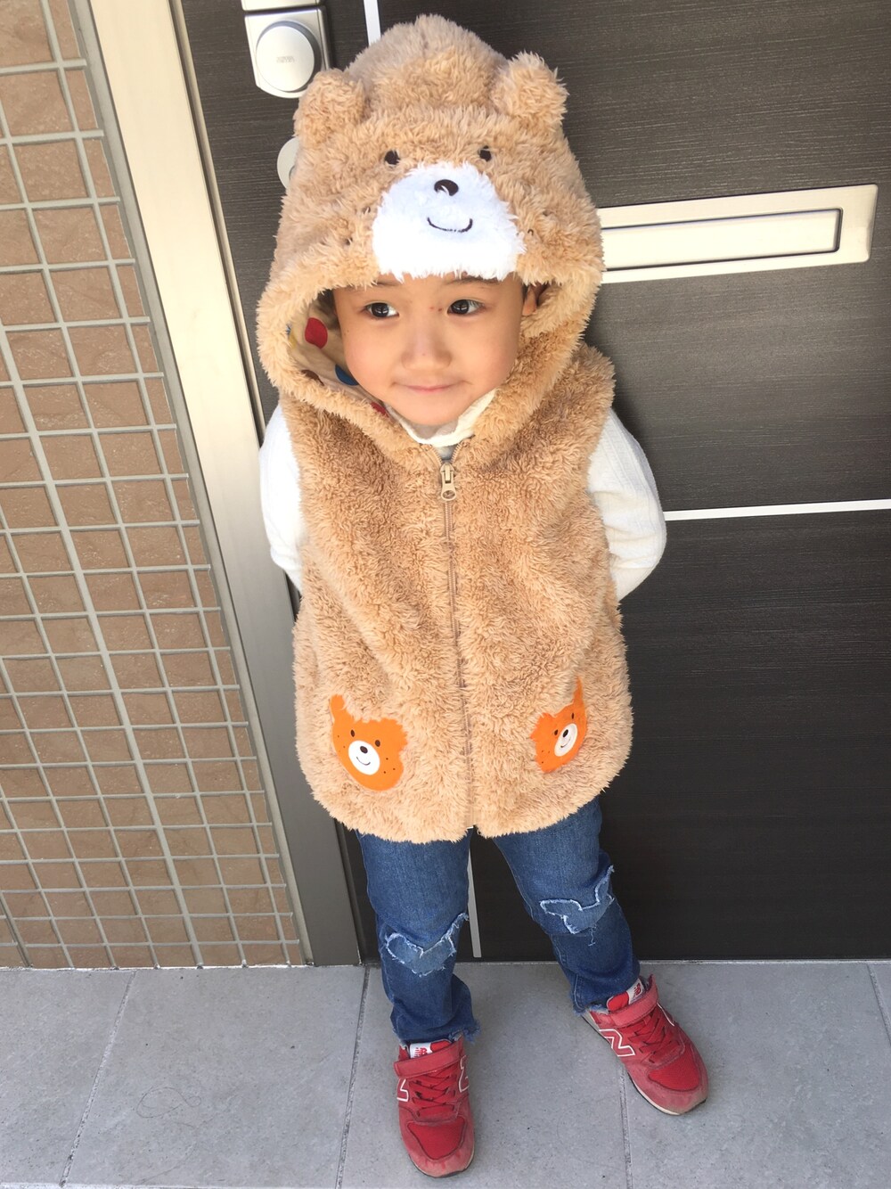 「休日スタイル、カジュアルコーデ、ミッキー、はるコーデ、男の子、4歳、ミキハウス、くまさん、ベスト、ニューバランス」｜「MIKI HOUSEのアイテム（その他アウター、ベージュ系）」を使った、Ｓ&Nさん（キッズ・110cm）の春コーディネートの1枚目の写真