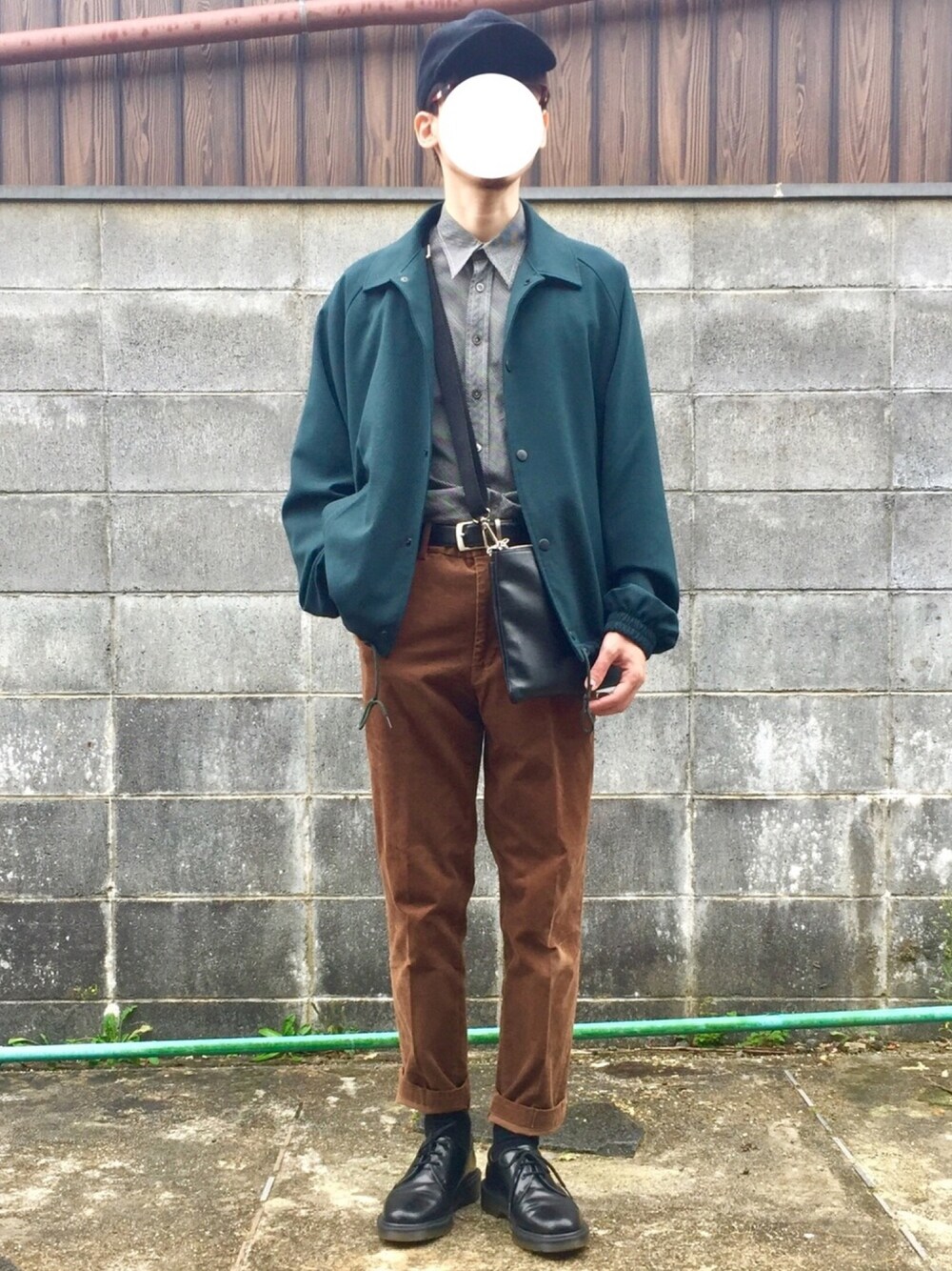 グリーン系のナイロンジャケット、グレー系のシャツ/ブラウス、ブラック系のショルダーバッグを着用したメンズの秋コーディネートの1枚目の写真