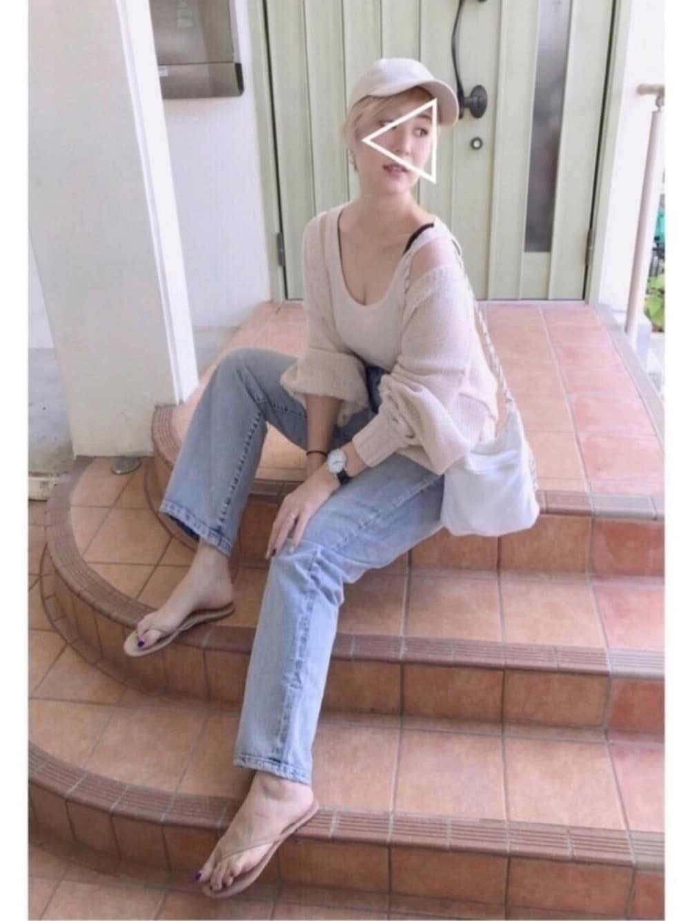 ブルー系のデニムパンツ、ベージュ系のタンクトップ、ホワイト系のカーディガン/ボレロを着用したレディースの夏コーディネートの1枚目の写真