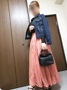 「部屋撮り」｜「アイテム（デニムジャケット）」を使った、三毛猫みたらしさん（レディース・159cm）の春コーディネート