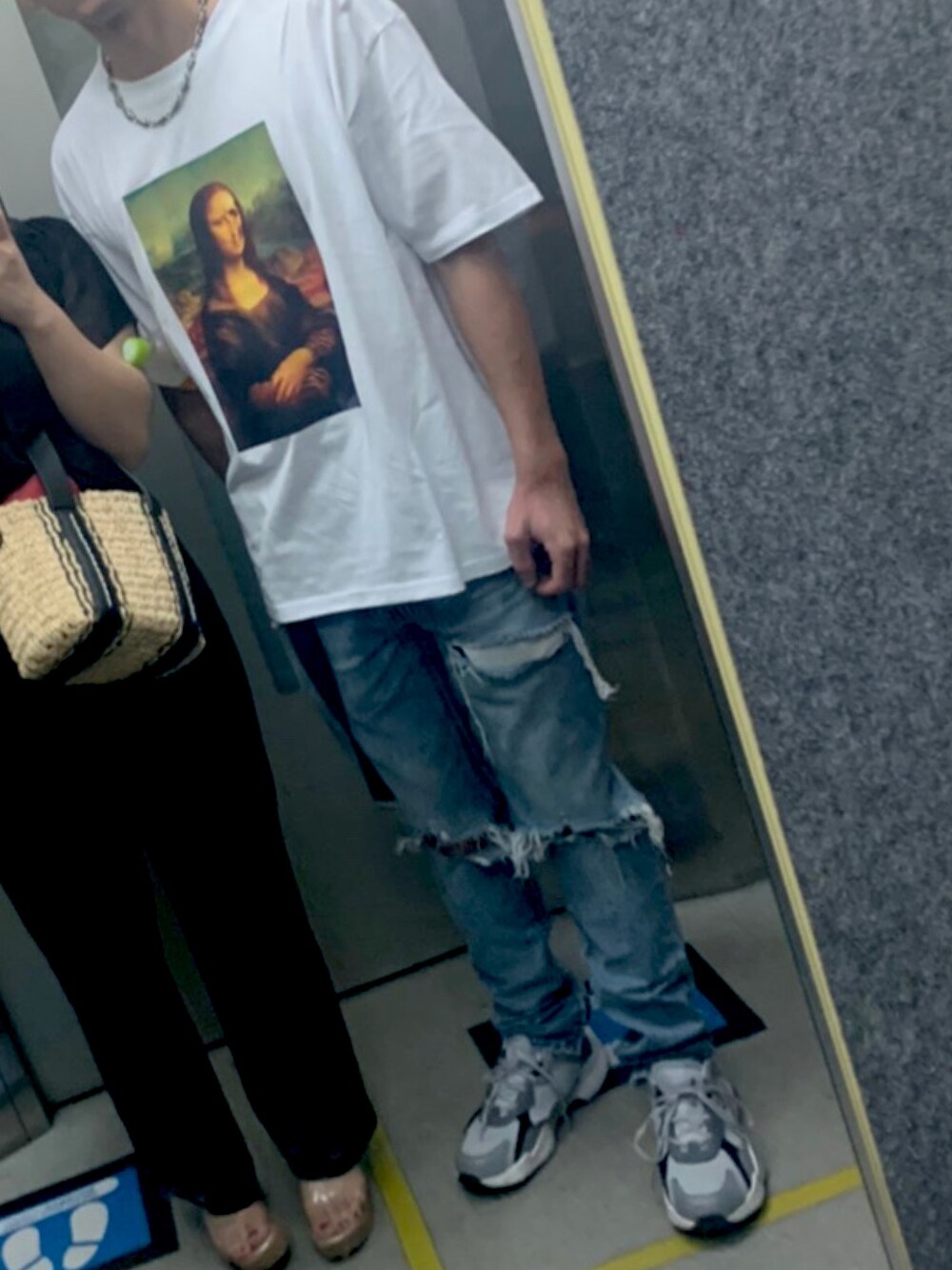 「ストリート」｜「WESTBOYのアイテム（デニムパンツ、ブルー系）」を使った、Yuuさん（メンズ・168cm）の春コーディネートの1枚目の写真