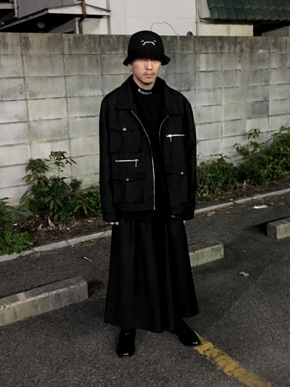 「カラス族」｜「NOT CONVENTIONALのアイテム（ミリタリージャケット、ブラック系）」を使った、Yuuさん（メンズ・168cm）の春コーディネートの1枚目の写真