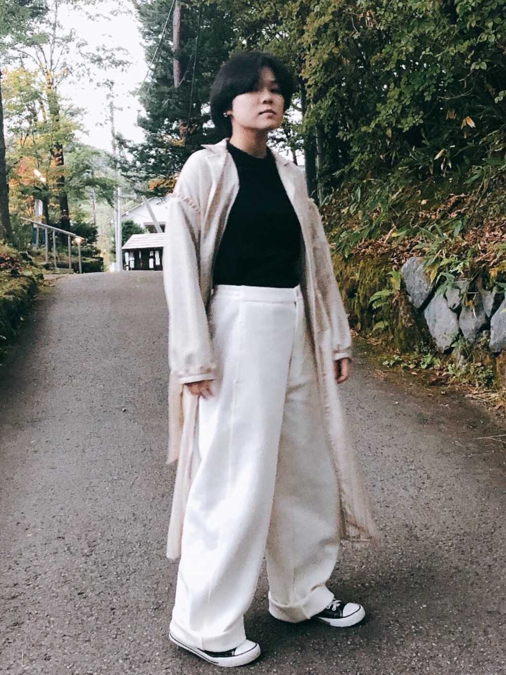 「ジャージーパンツ」｜「UNIQLOのワイドフィットカーブジャージーパンツ(丈標準72～74cm）（その他パンツ、ホワイト系）」を使った、いっしーさん（レディース・153cm）の秋コーディネートの1枚目の写真