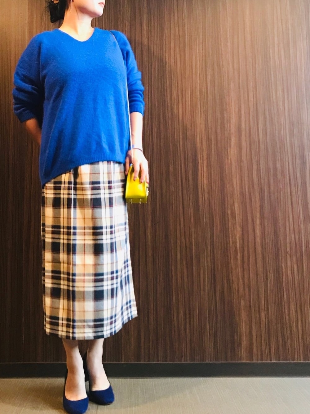 「休日コーデ、チェック、ふわふわ、フェレット、オトナカジュアル、オトナ女子、ママコーデ」｜「fifthの【インスタグラマーコラボ】カラーチェックバックスリットタイトスカート（スカート、ベージュ系）」を使った、ちぬさん（レディース・158cm）の秋コーディネートの1枚目の写真