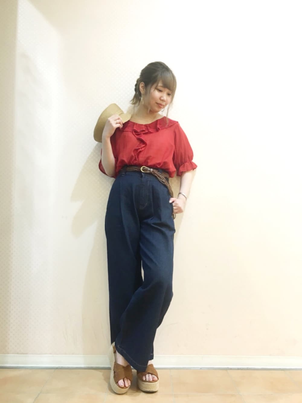 ブルー系のデニムパンツ、イエロー系のサンダル、レッド系のシャツ/ブラウスを着用したレディースの春コーディネートの1枚目の写真