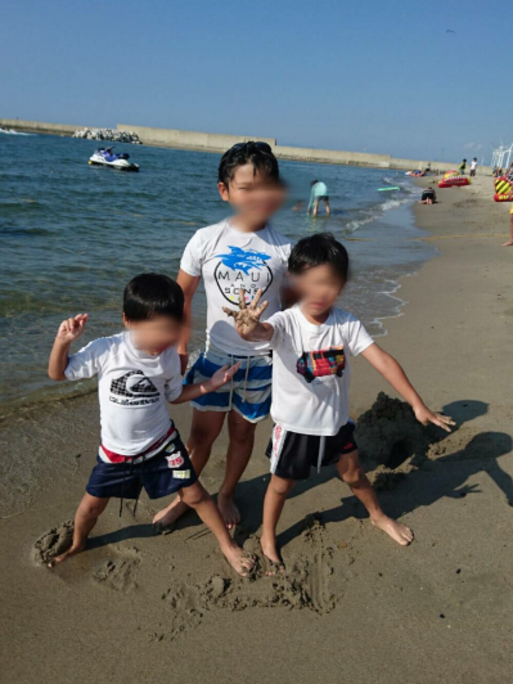 「思い出、夏コーデ、水着、ラッシュガード、きょうだい」｜「MAUIのアイテム（ラッシュガード、ホワイト系）」を使った、SEさん（メンズ・177cm）の秋コーディネートの1枚目の写真
