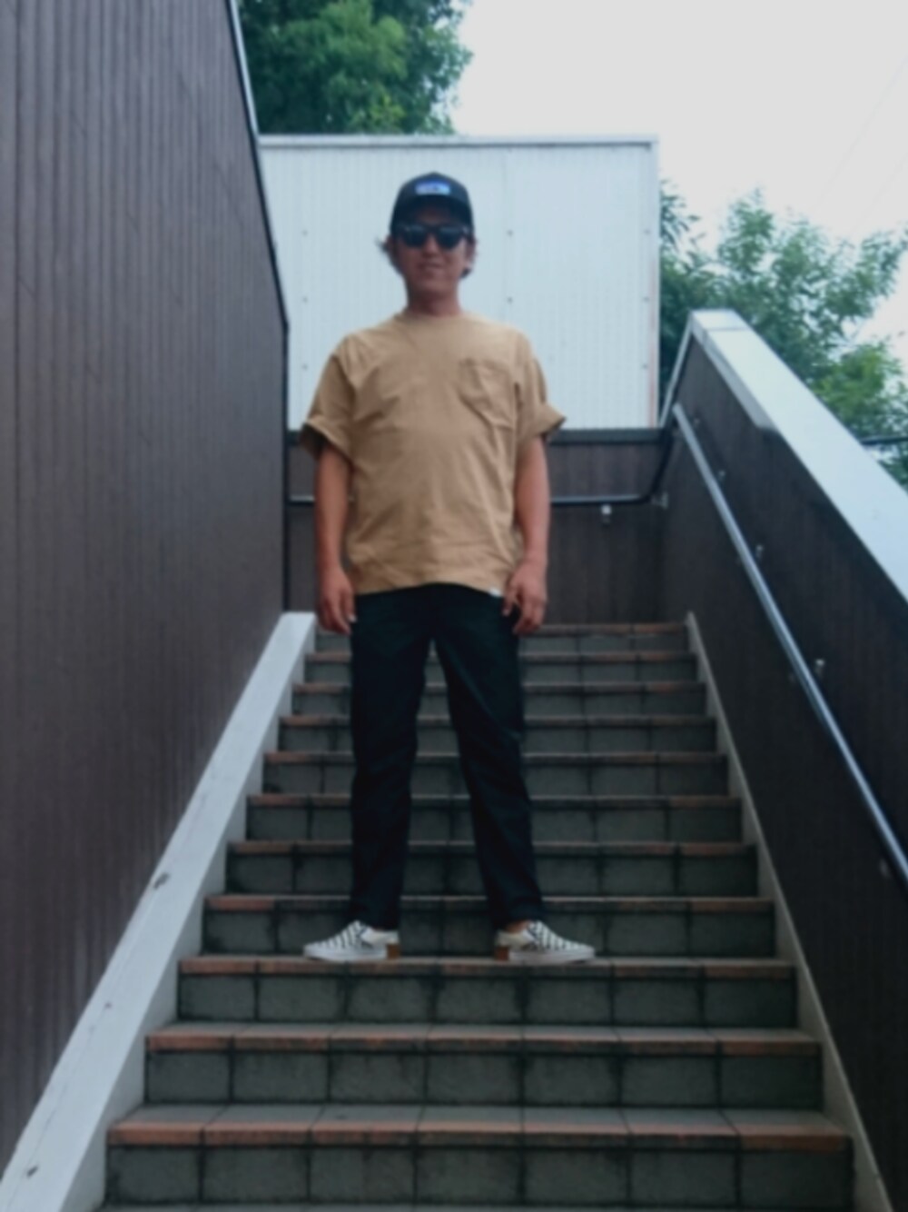 「黒、ベージュ、パタゴニア、おしゃれさんと繋がりたい、シンプル、VANS、チェッカーフラッグ、スリッポン、アンクルパンツ、サングラス」｜「patagoniaのパタゴニア / P-6ロゴ・トラッカー・ハット（キャップ、ブラック系）」を使った、SEさん（メンズ・177cm）の秋コーディネートの1枚目の写真
