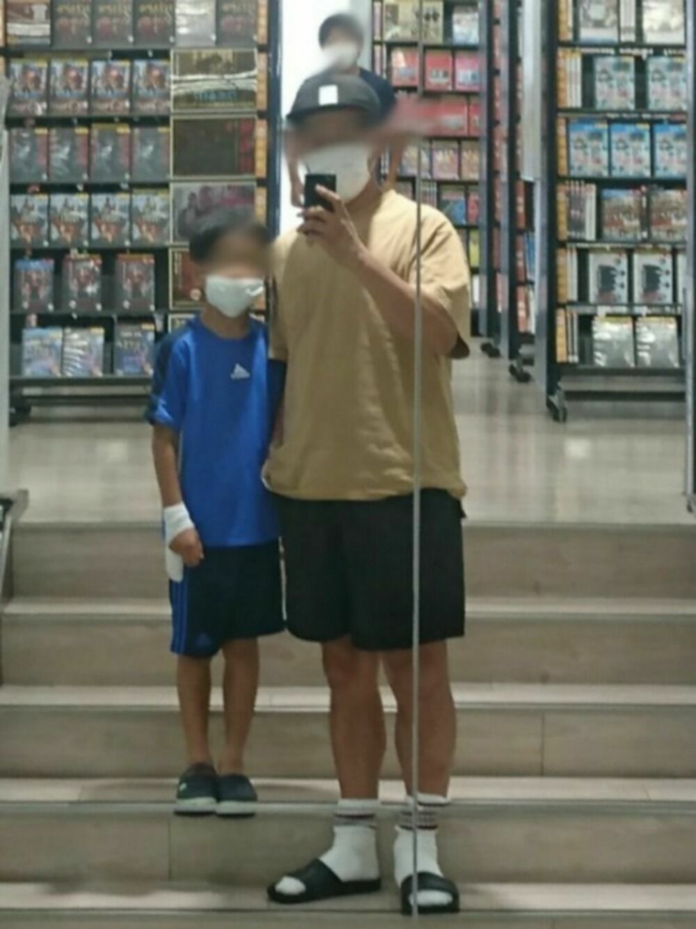 「シンプル、大人カジュアル、バギーパンツ、パタゴニア、サンダル、サンダルに靴下、スポーツミックス、オーバーサイズ、息子」｜「Rocky Monroeのビッグシルエット抗菌防臭素材Tシャツ（Tシャツ/カットソー、イエロー系）」を使った、SEさん（メンズ・177cm）の夏コーディネートの1枚目の写真