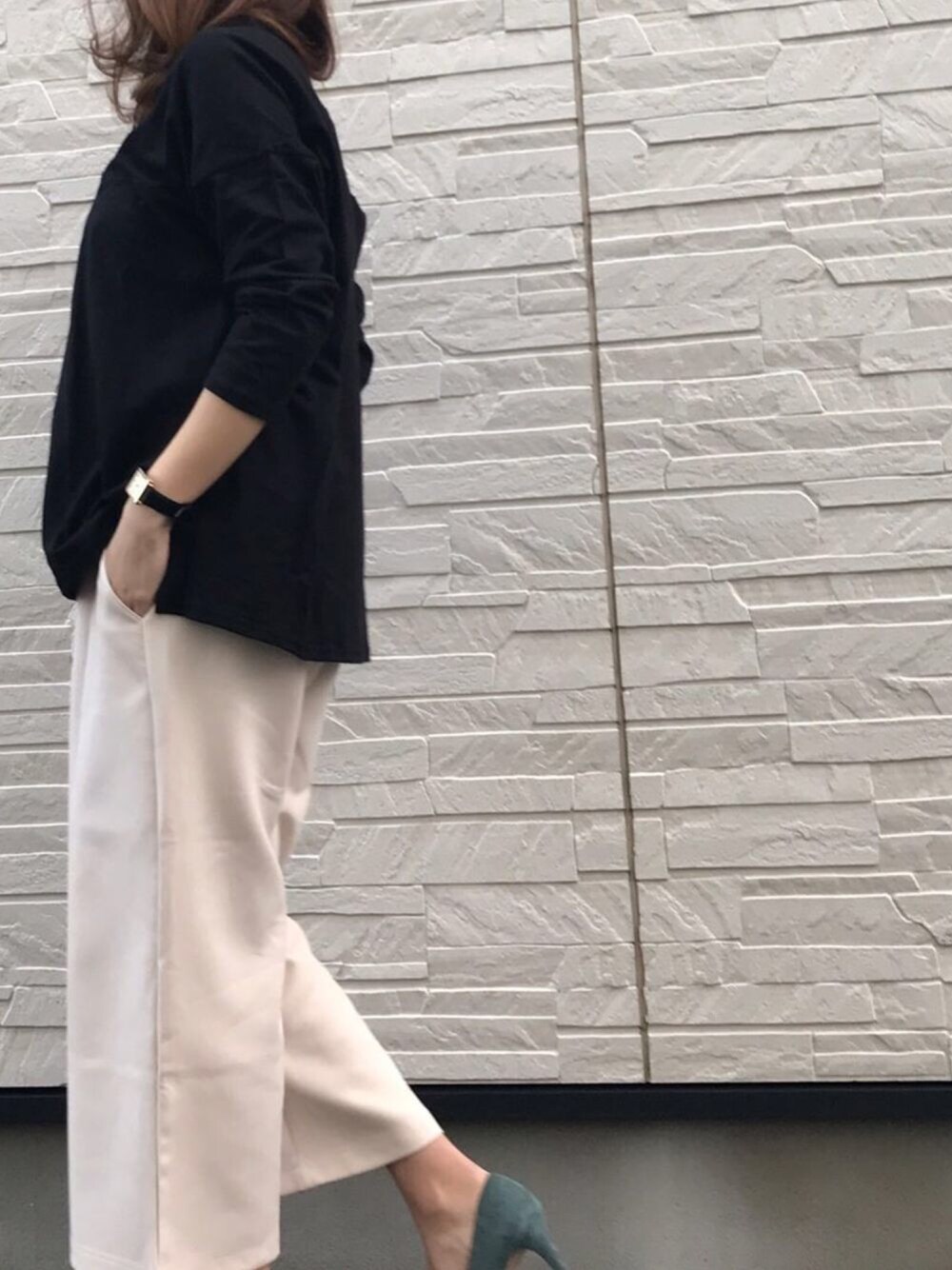 「シンプル、ブラック、スラックス、妊婦、大人カジュアル、ワイドパンツ、マタニティ、シンプルコーデ、楽チンコーデ、マタニティコーデ」｜CHOCOAさん（レディース・160cm）の春コーディネートの1枚目の写真