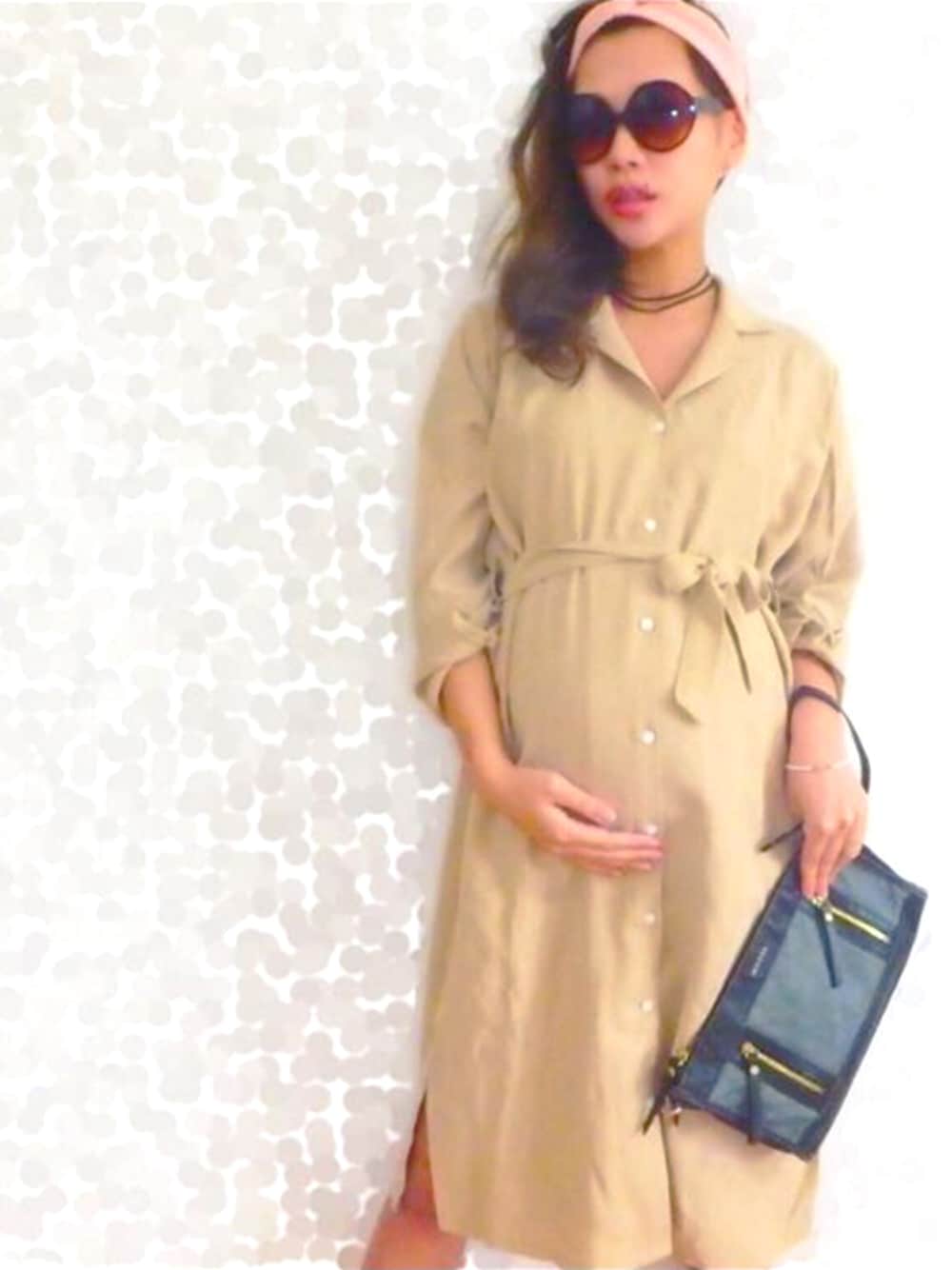 「ワンピース、ベージュ、妊婦、ロングシャツ、マタニティ、シャツワンピ、シンプルコーデ、ママコーデ、ママファッション、マタニティコーデ」｜CHOCOAさん（レディース・167cm）の夏コーディネートの1枚目の写真