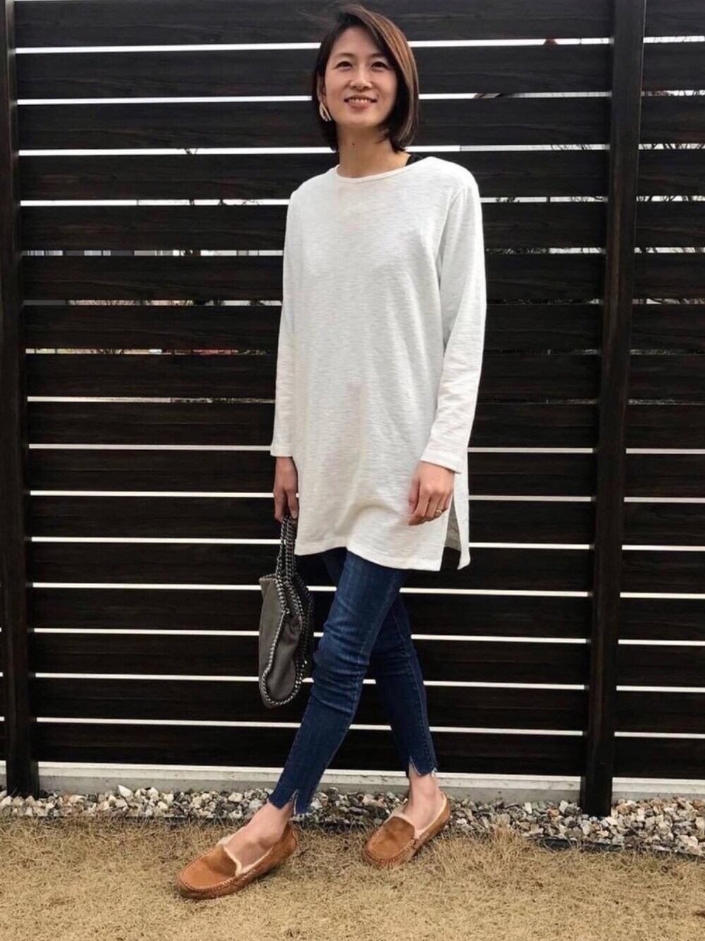 「Tシャツ、マタニティ、ママコーデ、マタニティコーデ」｜「CHOCOAのシンプルざっくり マタニティTシャツ（マタニティウェア/グッズ、ホワイト系）」を使った、CHOCOAさん（レディース・170cm）の冬コーディネートの1枚目の写真