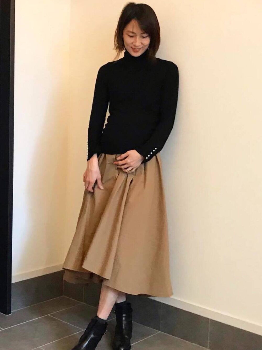 「妊婦、ZOZO、マタニティ、ママコーデ、マタニティコーデ、chocoa」｜「CHOCOAの産前産後ロングフレア マタニティスカート（マタニティウェア/グッズ、ベージュ系）」を使った、CHOCOAさん（レディース・170cm）の冬コーディネートの1枚目の写真