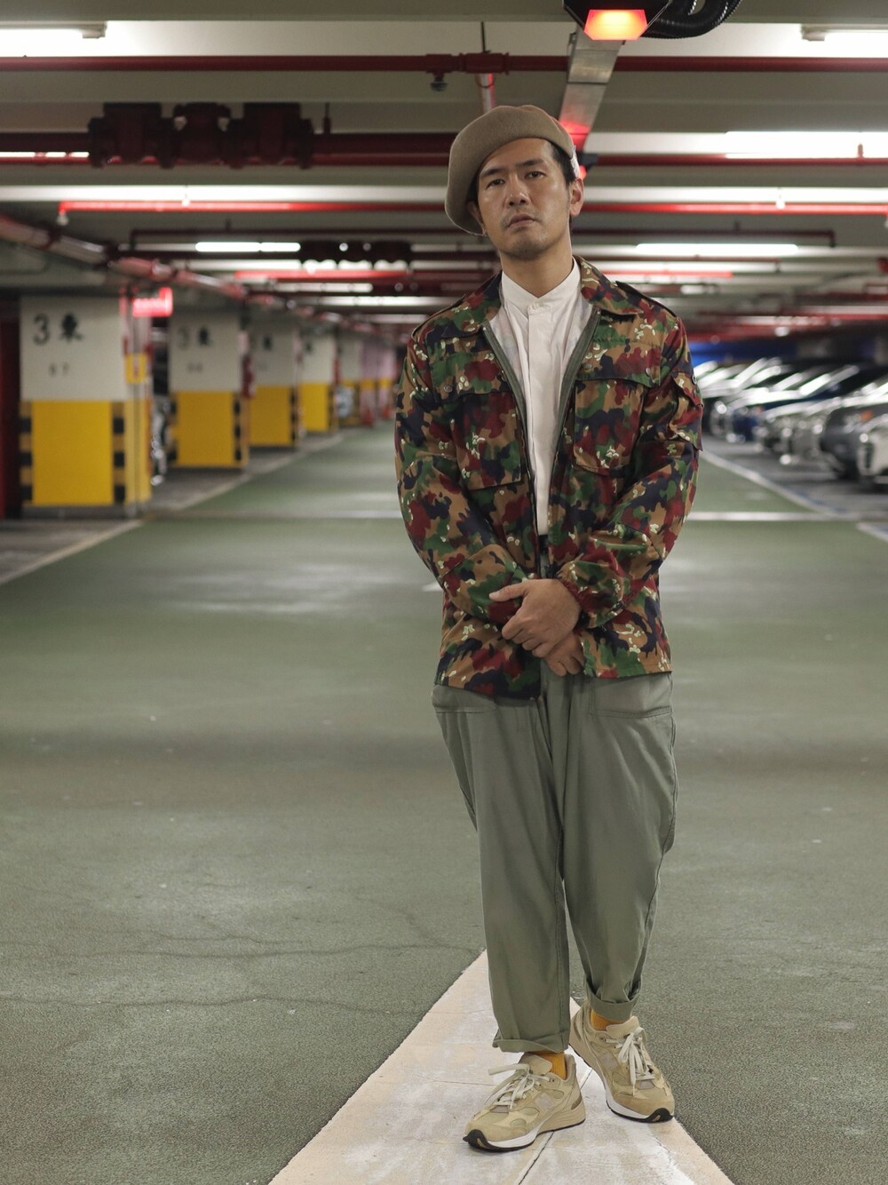 ベージュ系のシャツ/ブラウス、その他のミリタリージャケット、グリーン系のチノパンツを着用したメンズの冬コーディネートの1枚目の写真