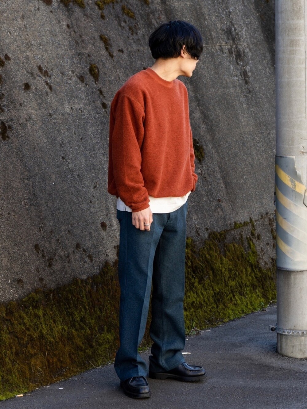 「オレンジ、オレンジニット、フリース、革靴、Wrangler、ブルー、おしゃれさんと繋がりたい、今日のコーデ、KLEMAN、チャオパニックティピー(CIAOPANIC TYPY)」｜「CIAOPANIC TYPYのスライバープルオーバーニットソー（Tシャツ/カットソー、オレンジ系）」を使った、Satoshi Makimotoさん（メンズ・166cm）の冬コーディネートの1枚目の写真