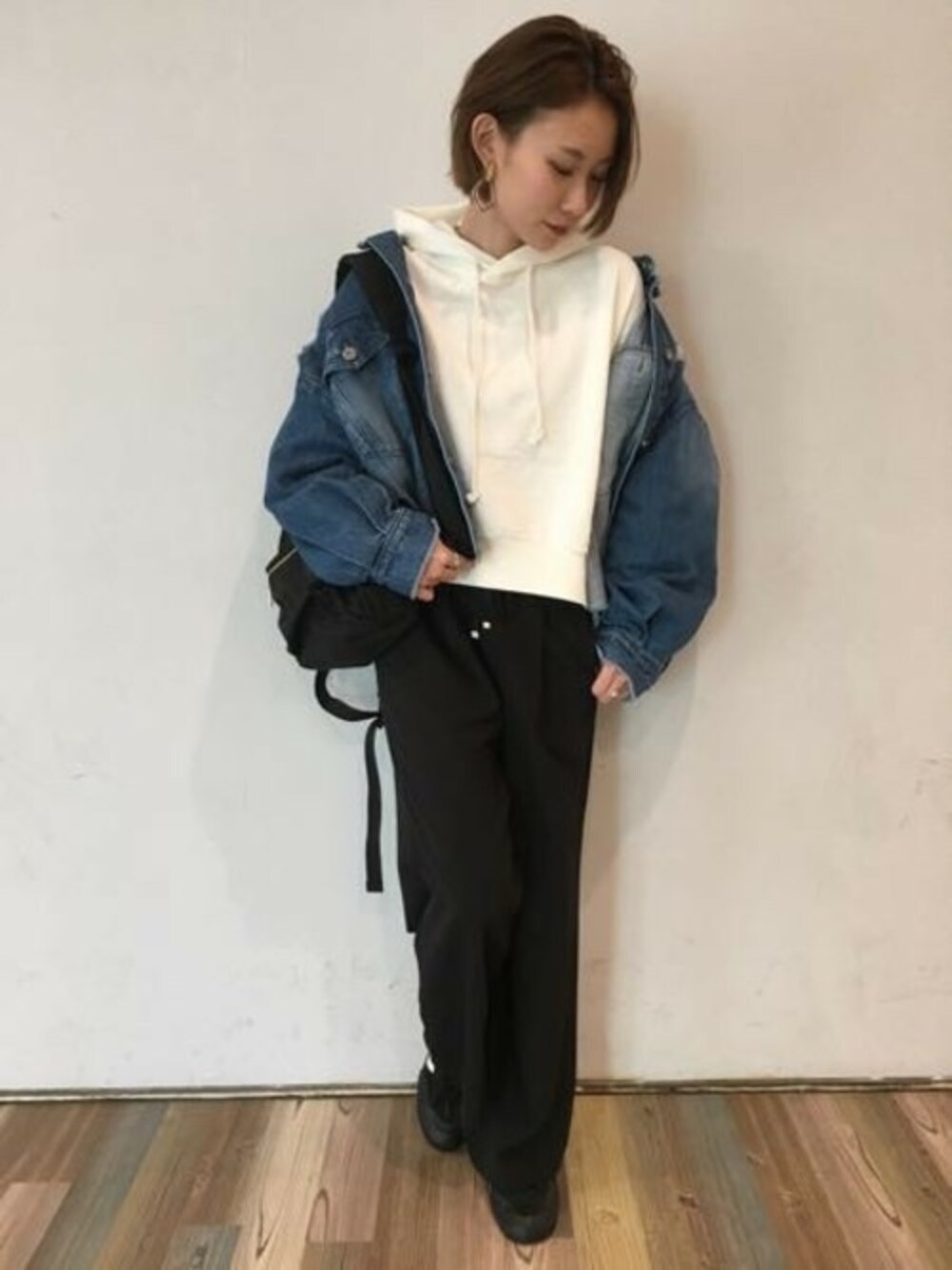 「リュック、パーカー、JEANASiS、ジーナシス、スポーツミックス、Gジャン、ワイドパンツ、春コーデ、フーディー」｜「JEANASISのクラッシュGジャン/778407（デニムジャケット、ブルー系）」を使った、JEANASIS 新宿ミロード店STAFFさん（レディース・158cm）の冬コーディネートの1枚目の写真