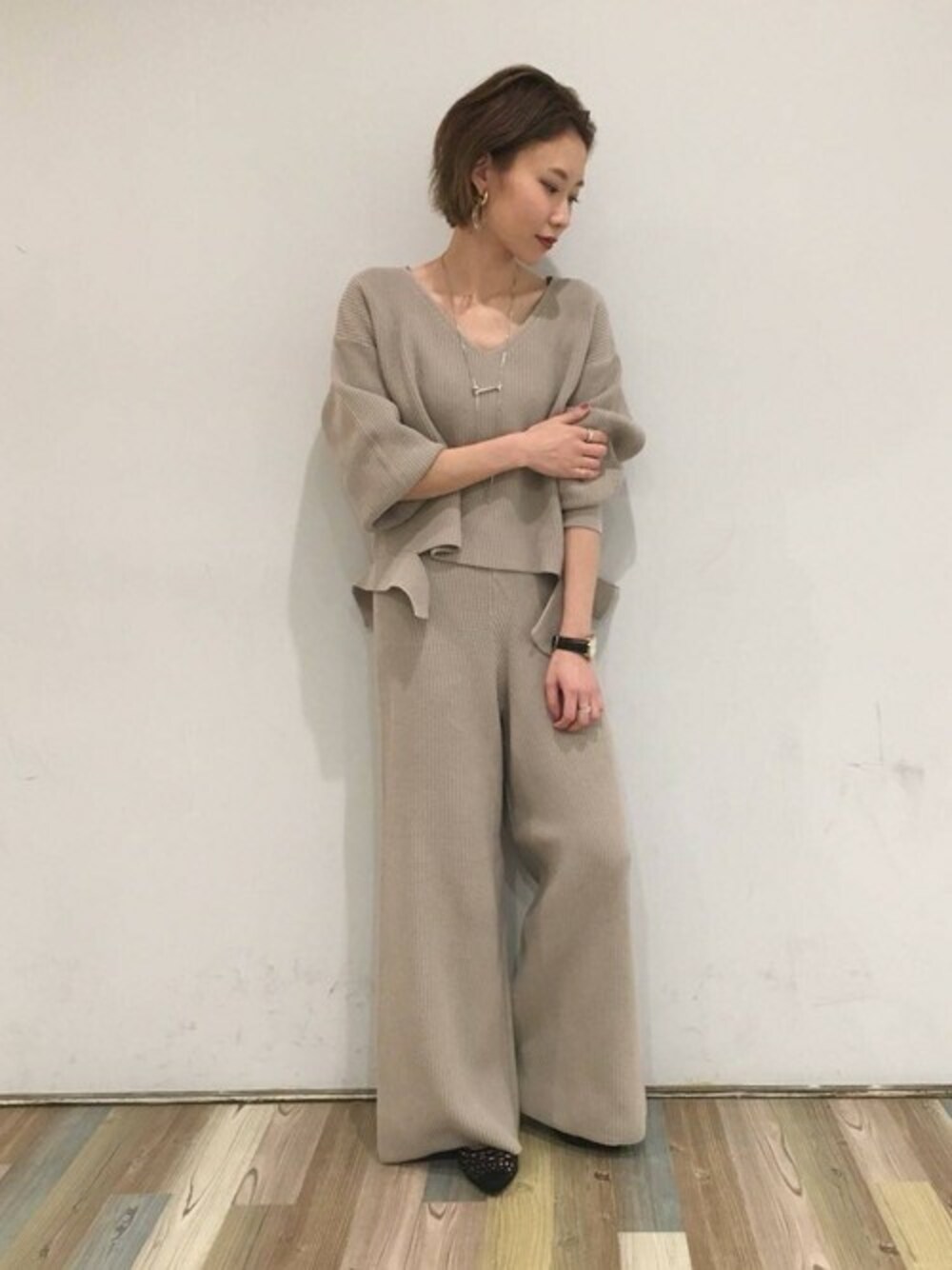 「セットアップ、シンプル、JEANASiS、ジーナシス、きれいめカジュアル、ベージュコーデ、春コーデ、ニットセットアップ」｜「JEANASISのアゼニット2P/778400（サロペット/オーバーオール、ベージュ系）」を使った、JEANASIS 新宿ミロード店STAFFさん（レディース・158cm）の春コーディネートの1枚目の写真