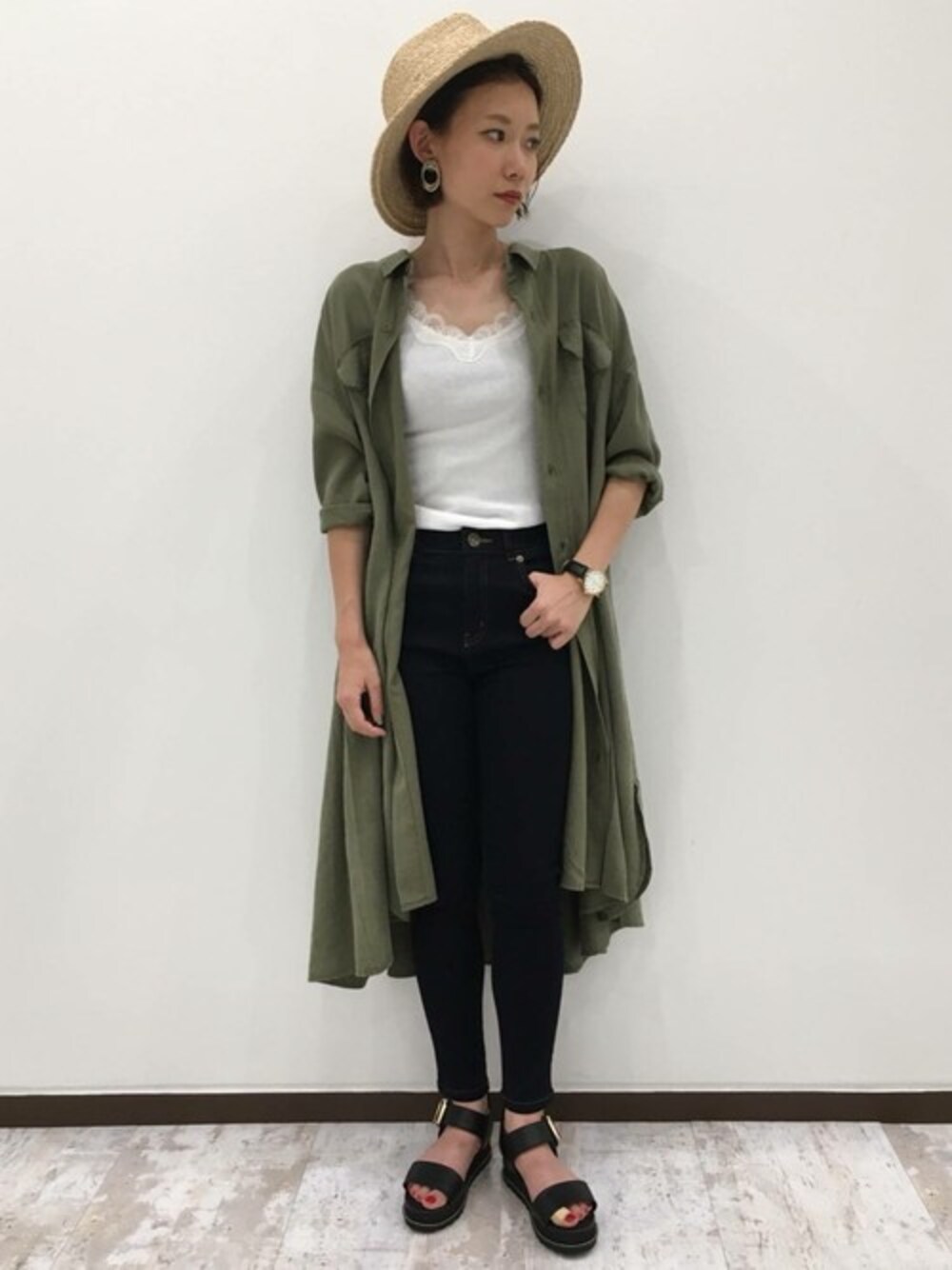 「デニム、ワンピース、ミリタリー、JEANASiS、ロングシャツ、ジーナシス、カーキ、シャツワンピ、カンカン帽」｜「JEANASISのミリタリーシャツワンピース/799462（シャツワンピース、グリーン系）」を使った、JEANASIS 新宿ミロード店STAFFさん（レディース・158cm）の春コーディネートの1枚目の写真