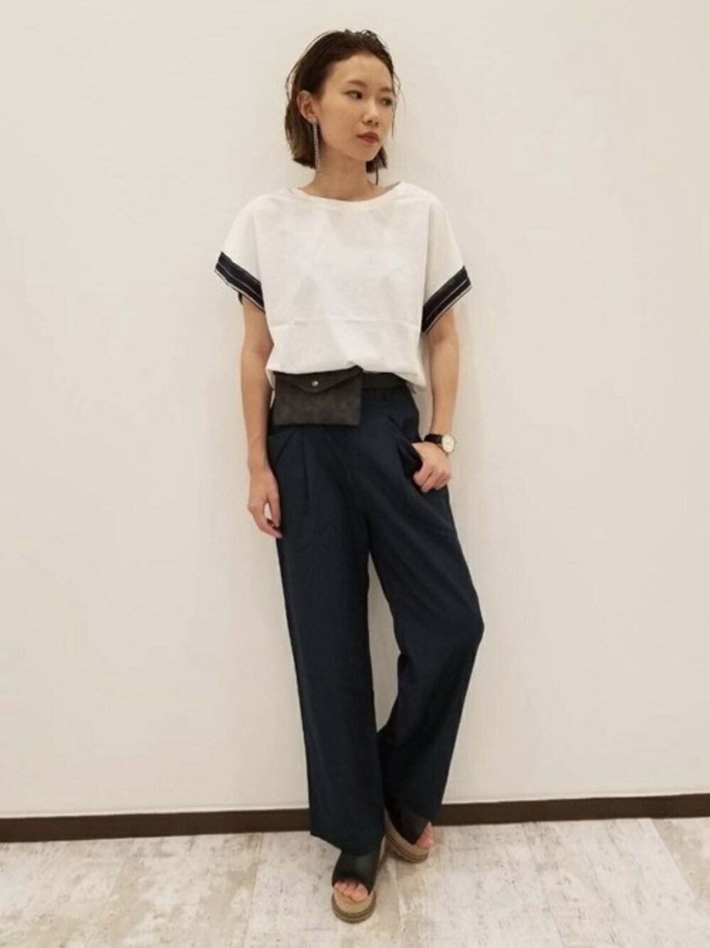 「シンプル、ホワイト、Tシャツ、JEANASiS、ジーナシス、サンダル、パンツスタイル、夏コーデ、デザイントップス」｜「JEANASISのハイショクレースSS/797760（Tシャツ/カットソー、ホワイト系）」を使った、JEANASIS 新宿ミロード店STAFFさん（レディース・158cm）の夏コーディネートの1枚目の写真