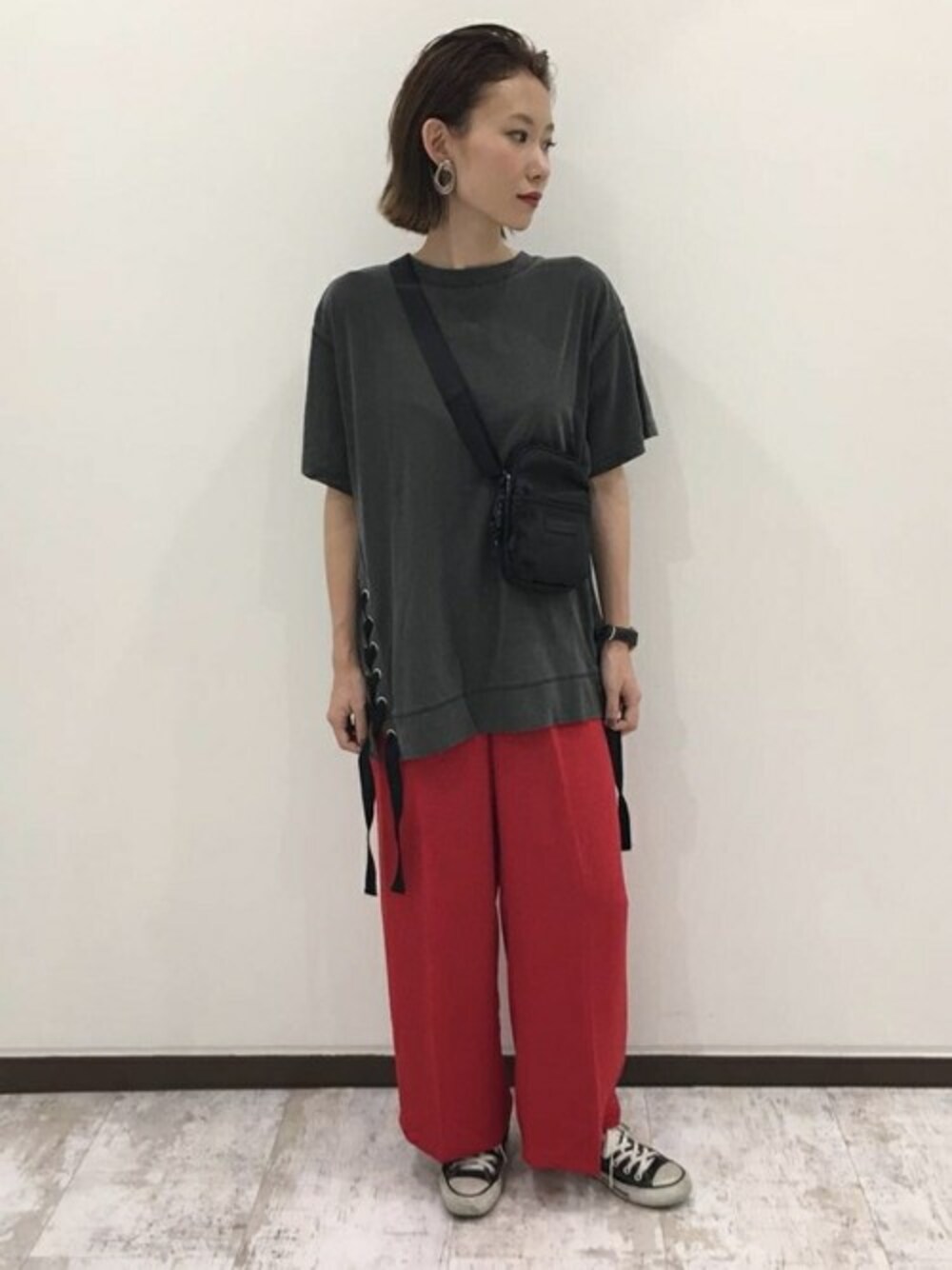 「グレー、カラーパンツ、ショルダーバッグ、JEANASiS、ジーナシス、ワイドパンツ、ゆるコーデ、BigT、デザイントップス」｜「JEANASISのサイドレースアップ18SS/801585（Tシャツ/カットソー、グレー系）」を使った、JEANASIS 新宿ミロード店STAFFさん（レディース・158cm）の夏コーディネートの1枚目の写真