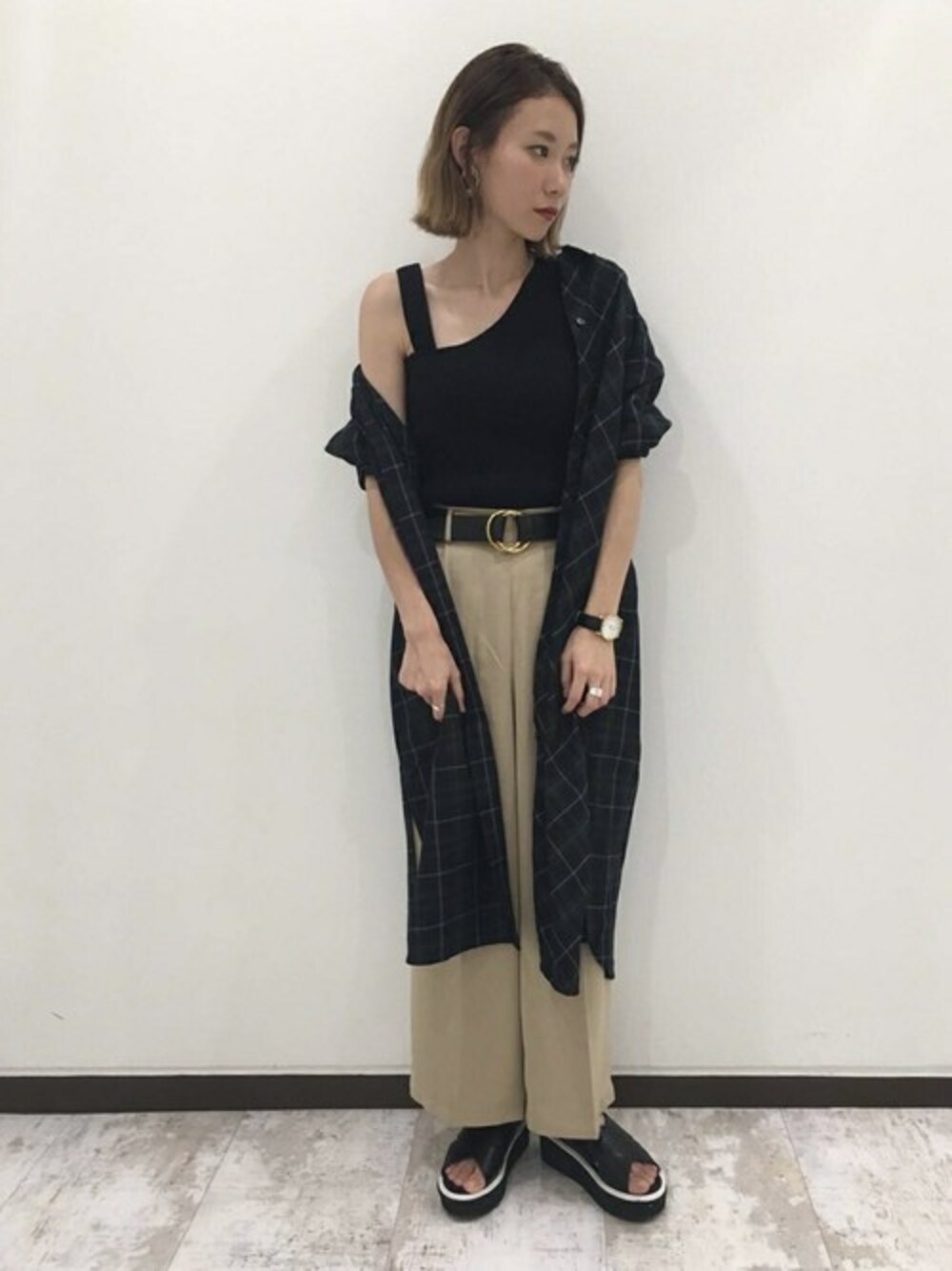「JEANASiS、ジーナシス、秋色、ワイドパンツ、シャツワンピ、チェックワンピース、ベージュパンツ、ゆるコーデ、ワンショルダー」｜「JEANASISのマルチWAYチェックビックシャツワンピース/807328（シャツワンピース、グリーン系）」を使った、JEANASIS 新宿ミロード店STAFFさん（レディース・158cm）の夏コーディネートの1枚目の写真