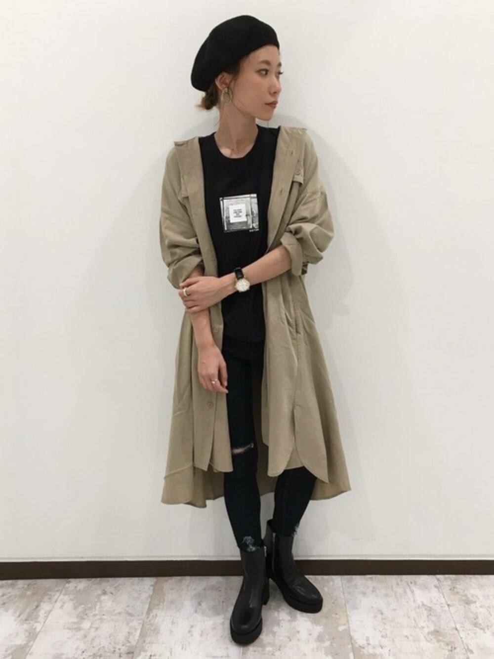 「ワンピース、カジュアル、ブラック、ベージュ、秋のコーデ、JEANASiS、ジーナシス、シャツスタイル、オトナカジュアル」｜「JEANASISのアソートプリントTEE/806293（Tシャツ/カットソー、ブラック系）」を使った、JEANASIS 新宿ミロード店STAFFさん（レディース・158cm）の秋コーディネートの1枚目の写真