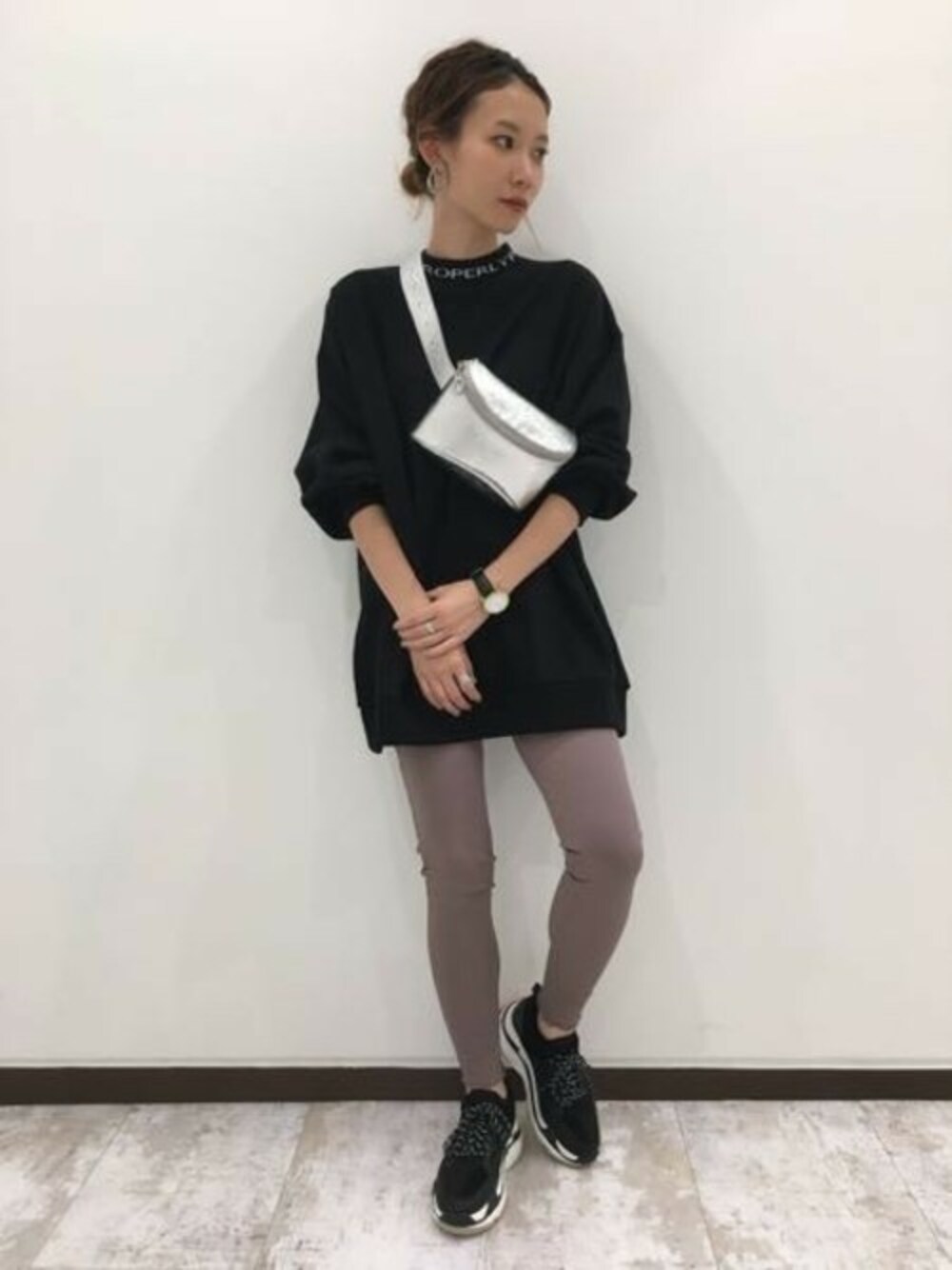 「スウェット、ビッグシルエット、リブパンツ、JEANASiS、レギンス、ジーナシス、スポーツミックス、ロゴスウェット、ストリートMIX、ダッドスニーカー」｜「JEANASISのネックロゴウラケ/807016（スウェット、ブラック系）」を使った、JEANASIS 新宿ミロード店STAFFさん（レディース・158cm）の秋コーディネートの1枚目の写真