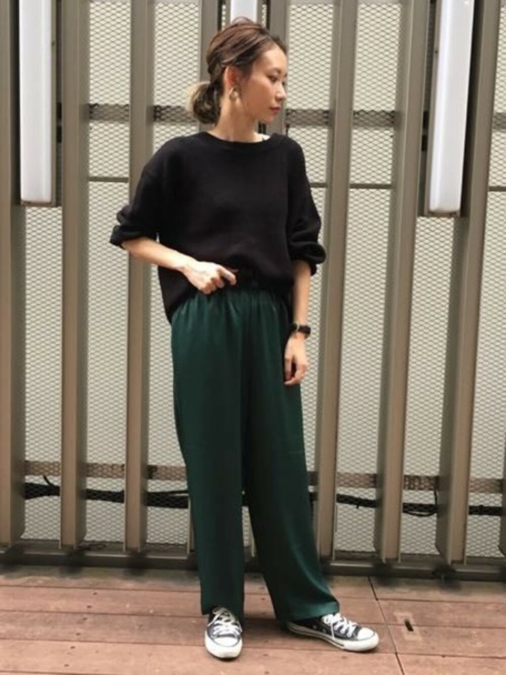 「ニット、カジュアル、ブラック、JEANASiS、ジーナシス、レースアップ、ワイドパンツ、パンツスタイル、デザイントップス、サテン」｜「JEANASISの5GスラブバックレースニットLS/807152（ニット/セーター、ブラック系）」を使った、JEANASIS 新宿ミロード店STAFFさん（レディース・158cm）の秋コーディネートの1枚目の写真