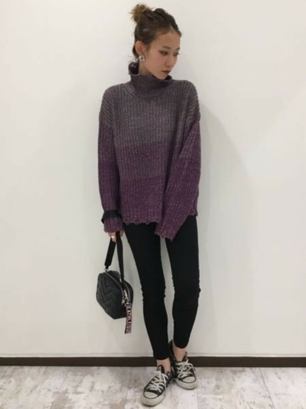 「シンプル、グラデーション、秋のコーデ、ハイネック、JEANASiS、ジーナシス、大人カジュアル、スキニーデニム、ざっくりニット」｜「JEANASISの3Gグラデクラッシュニット/816027（ニット/セーター、グレー系）」を使った、JEANASIS 新宿ミロード店STAFFさん（レディース・158cm）の秋コーディネートの1枚目の写真