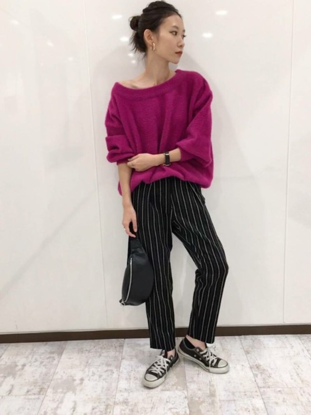 「スニーカー、カジュアル、ピンク、秋のコーデ、JEANASiS、ストライプ、ハイウエスト、ジーナシス、パンツスタイル、シャギーニット」｜「JEANASISの12Gシャギーヤーンプルオーバー/809797（ニット/セーター、ピンク系）」を使った、JEANASIS 新宿ミロード店STAFFさん（レディース・158cm）の秋コーディネートの1枚目の写真