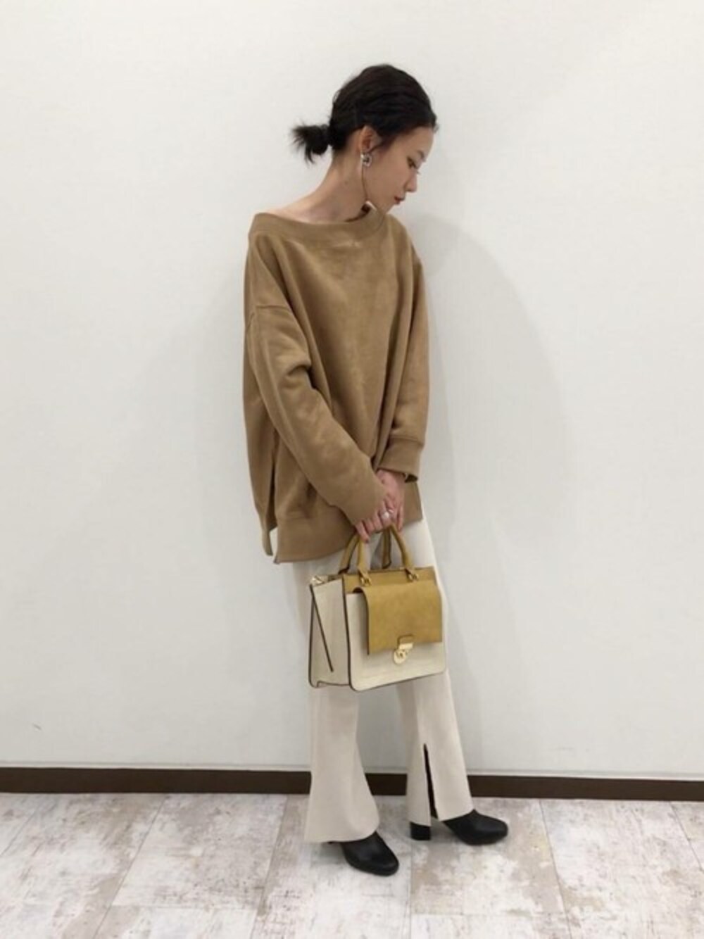 「ワントーンコーデ、リブパンツ、JEANASiS、スエード、ジーナシス、大人カジュアル、ベージュコーデ、ボートネック、サーマル、スクエアバッグ」｜「JEANASISのスウェードライクウラケプルオーバー/815663（スウェット、ブラウン系）」を使った、JEANASIS 新宿ミロード店STAFFさん（レディース・158cm）の秋コーディネートの1枚目の写真