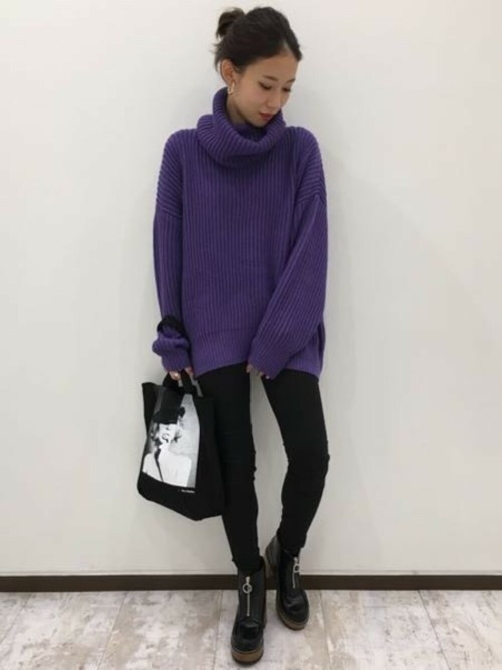「ニット、トートバッグ、JEANASiS、ショートブーツ、ジーナシス、タートルネック、パープル、スキニーデニム、ざっくりニット、黒スキニー」｜「JEANASISの5Gカタアゼタートルニット/817086（ニット/セーター、パープル系）」を使った、JEANASIS 新宿ミロード店STAFFさん（レディース・158cm）の秋コーディネートの1枚目の写真