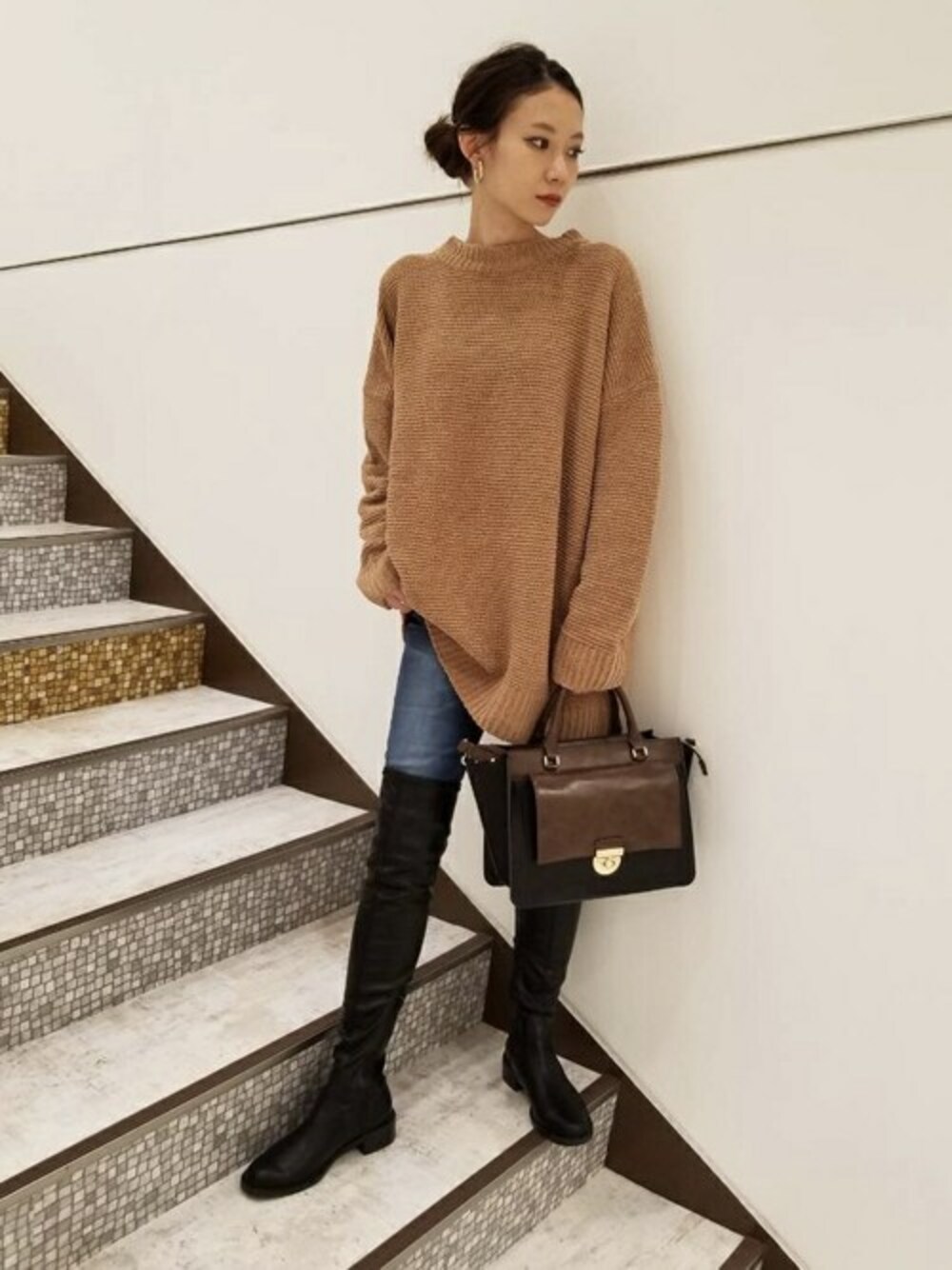 「デニム、BAG、秋のコーデ、JEANASiS、ニーハイブーツ、ジーナシス、ブラウン、スキニーデニム、ざっくりニット」｜「JEANASISのモールガーターBIGニット/814822（ニット/セーター、ブラウン系）」を使った、JEANASIS 新宿ミロード店STAFFさん（レディース・158cm）の秋コーディネートの1枚目の写真