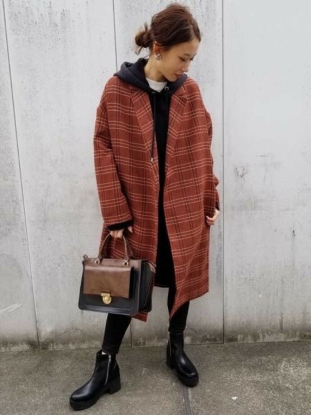 「チェック、チェスターコート、パーカー、JEANASiS、ショートブーツ、ジーナシス、大人カジュアル、チェックコート、スキニーデニム、フーディー」｜「JEANASISのチェックBIGロングコート/813508（チェスターコート、ブラウン系）」を使った、JEANASIS 新宿ミロード店STAFFさん（レディース・158cm）の冬コーディネートの1枚目の写真