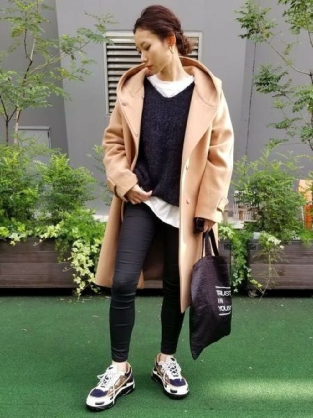 「コート、スニーカー、ニット、カジュアル、JEANASiS、冬コーデ、ジーナシス、フードコート、スキニーデニム、ダッドスニーカー」｜「JEANASISのモッサフードコート/812917（その他アウター、ベージュ系）」を使った、JEANASIS 新宿ミロード店STAFFさん（レディース・158cm）の冬コーディネートの1枚目の写真