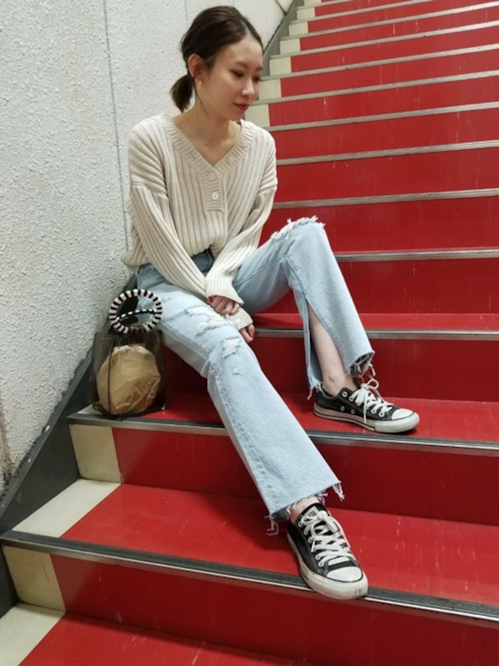 「スニーカー、ニット、デニム、JEANASiS、ジーナシス、ダメージデニムパンツ、春コーデ、ヘンリーネック、ビニールバック」｜「JEANASISの3Gヘンリーネックニット/828325（ニット/セーター、ホワイト系）」を使った、JEANASIS 新宿ミロード店STAFFさん（レディース・158cm）の冬コーディネートの1枚目の写真