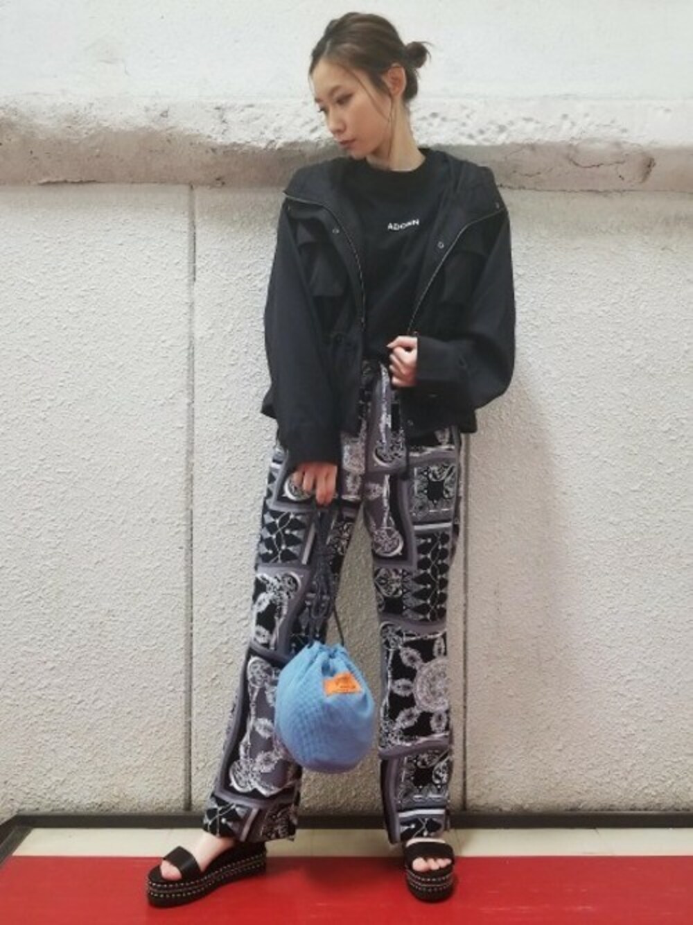 「ロゴT、マウンテンパーカー、柄パンツ、ブラックコーデ、JEANASiS、ジーナシス、巾着バッグ、フレアパンツ、春コーデ」｜「JEANASISのブロックロゴTEE/831067（Tシャツ/カットソー、ブラック系）」を使った、JEANASIS 新宿ミロード店STAFFさん（レディース・158cm）の春コーディネートの1枚目の写真