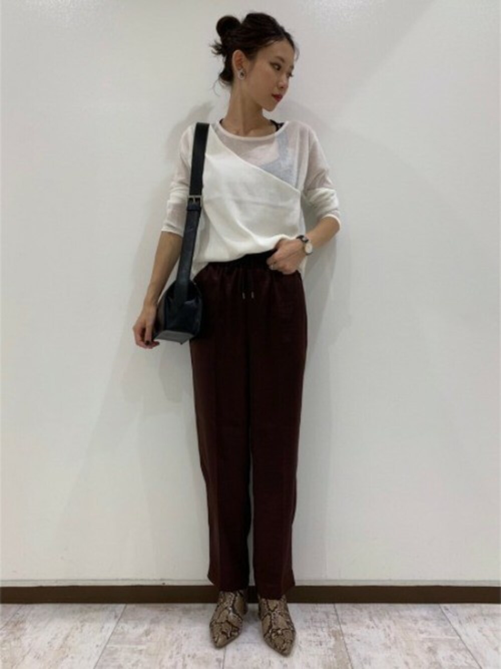 「ブーツ、JEANASiS、ジーナシス、サテンパンツ、パイソン柄、ミニバッグ、レイヤードニット、秋コーデ、がまぐちバック」｜「JEANASISの14GワンショルレイヤードLS/849557（ニット/セーター、ホワイト系）」を使った、JEANASIS 新宿ミロード店STAFFさん（レディース・158cm）の秋コーディネートの1枚目の写真