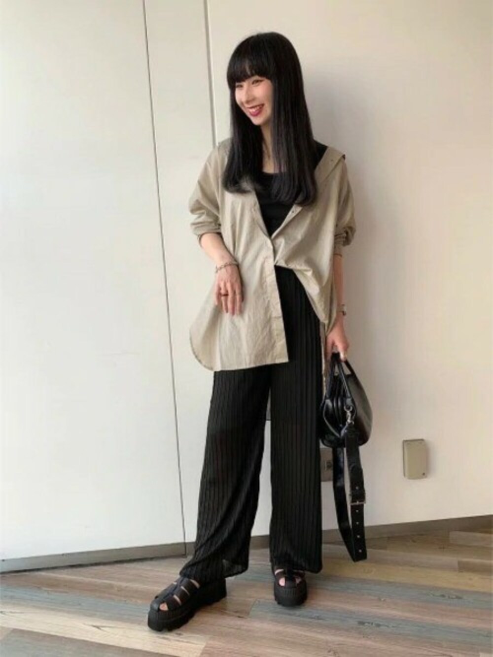 「ベージュ、JEANASiS、ジーナシス、休日スタイル、サンダル、シンプルコーデ、シャツスタイル、プリーツパンツ、くすみカラー、秋コーデ」｜「JEANASISの80コットンワイドBIGシャツLS/895201（シャツ/ブラウス、ベージュ系）」を使った、JEANASIS 新宿ミロード店STAFFさん（レディース・158cm）の夏コーディネートの1枚目の写真