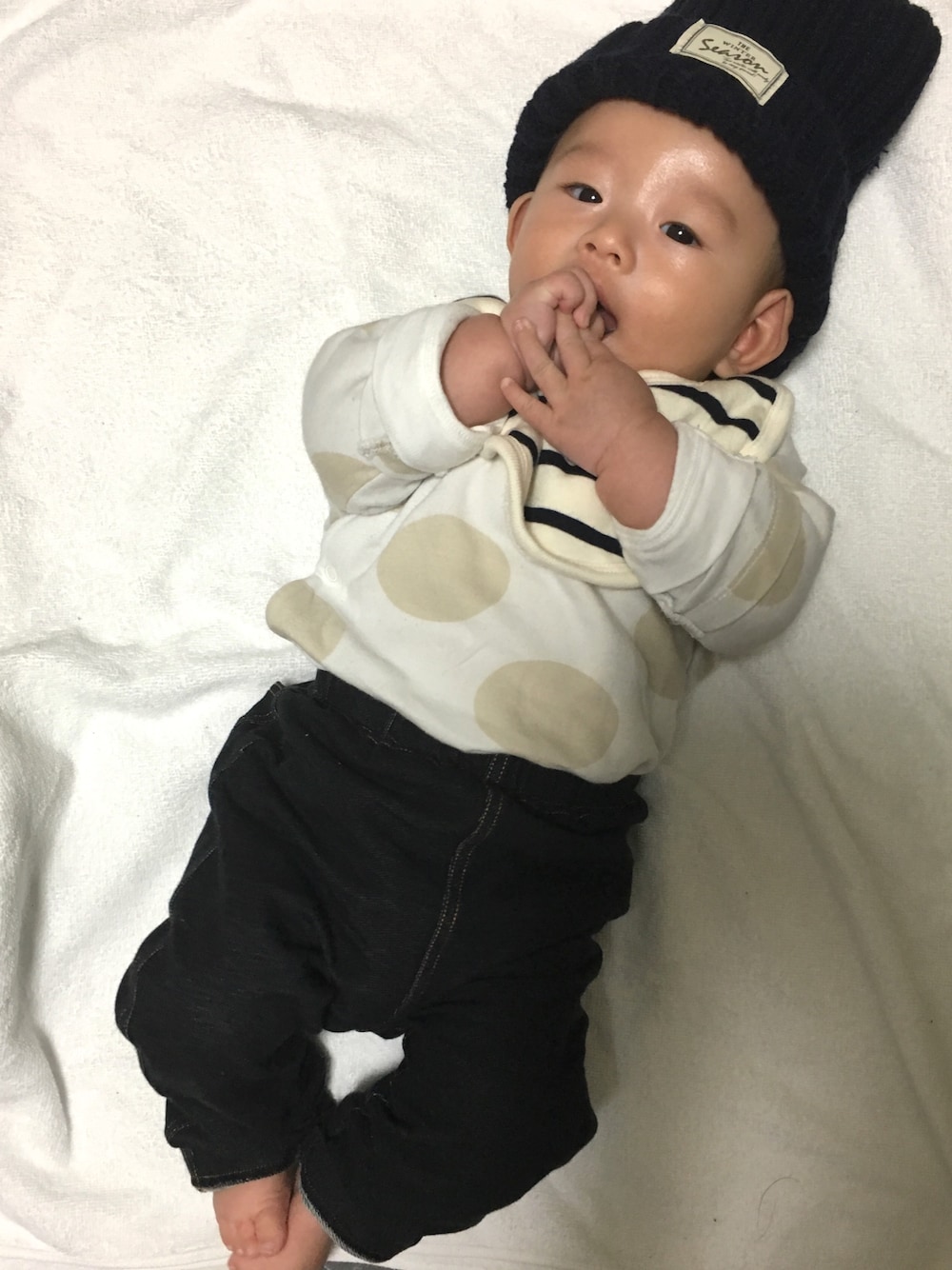 「赤ちゃん、赤ちゃんコーデ、ニット帽、生後3ヶ月、ベビーコーデ、ベビー、ユニクロベビー、ユニクロレギンス」｜「babyGAPのアイテム（ロンパース、ベージュ系）」を使った、rkさん（キッズ・70cm）の秋コーディネートの1枚目の写真
